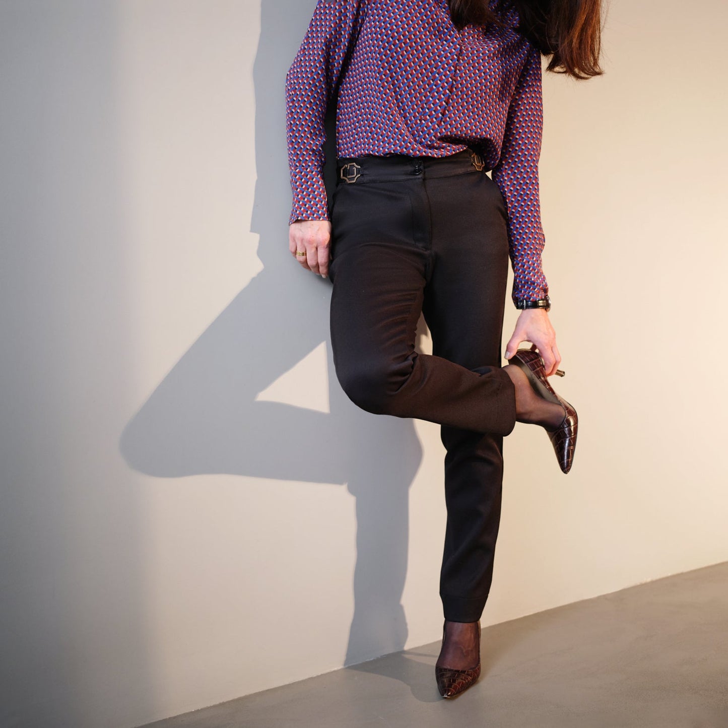 pantalon noir femme ajustable avec boucle chic confortable