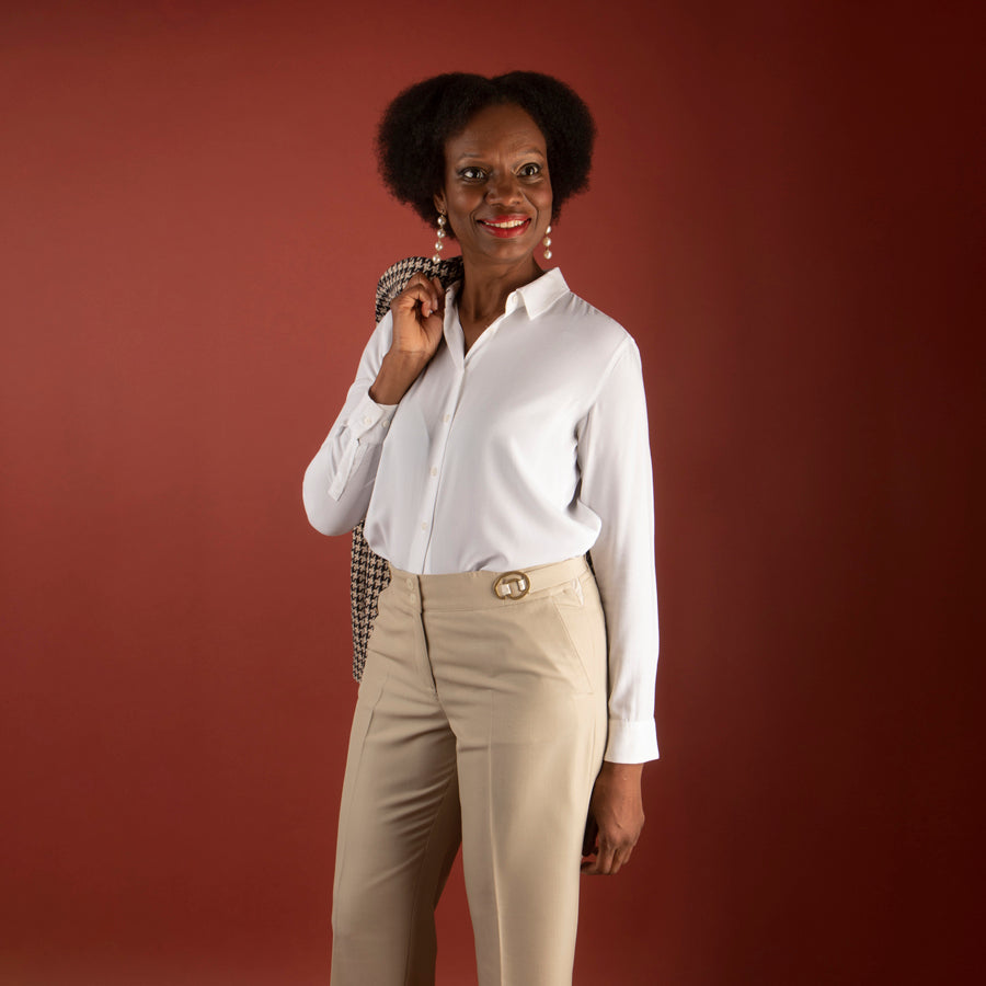 Pantalon Carmen beige et chemise blanche