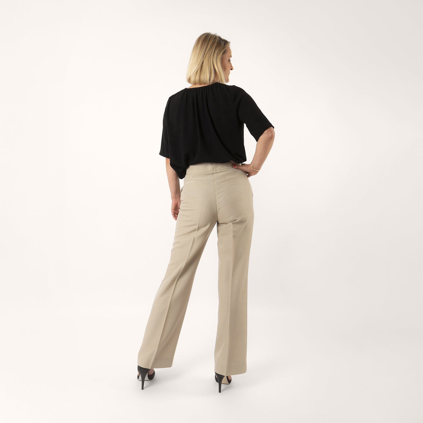 Pantalon Carmen Beige et haut noir vue de dos