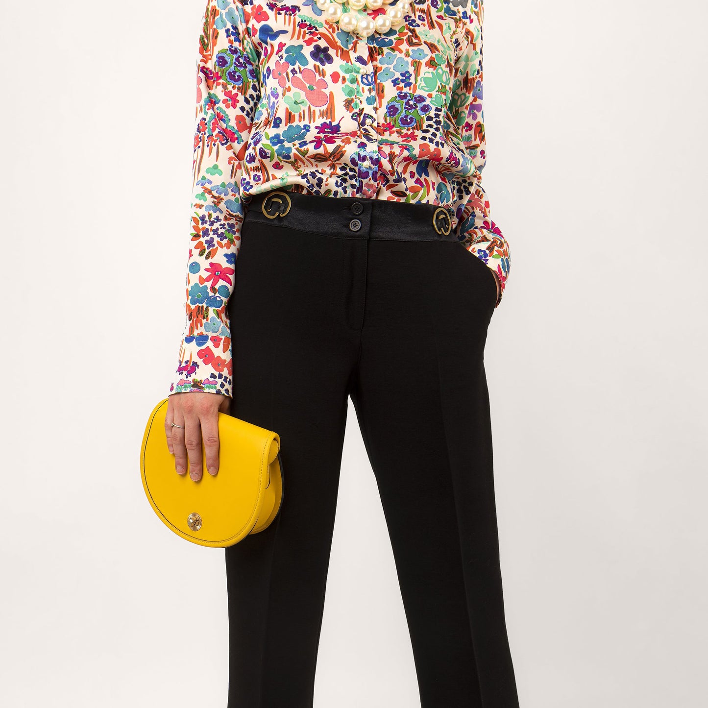 Zoom sur pantalon Carmen noir avec boucles dorées
