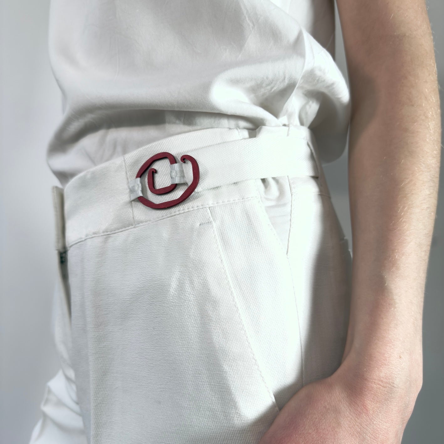 Bermuda blanc, ajustable et confortable longueur genou pour femme, modèle Diana de la marque ASUR, en tissu upcyclé