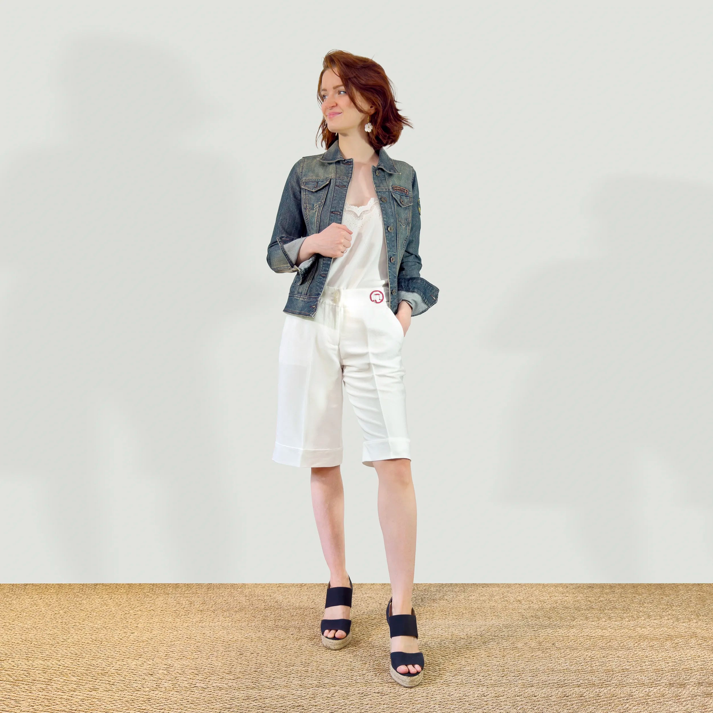 Bermuda blanc, ajustable et confortable longueur genou pour femme, modèle Diana de la marque ASUR, en tissu upcyclé