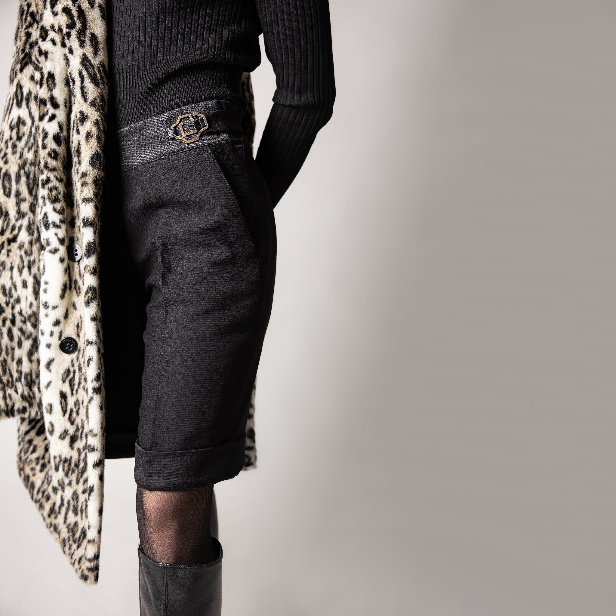 Bermuda noir, ajustable et confortable longueur genou pour femme, modèle Diana de la marque ASUR, en tissu upcyclé