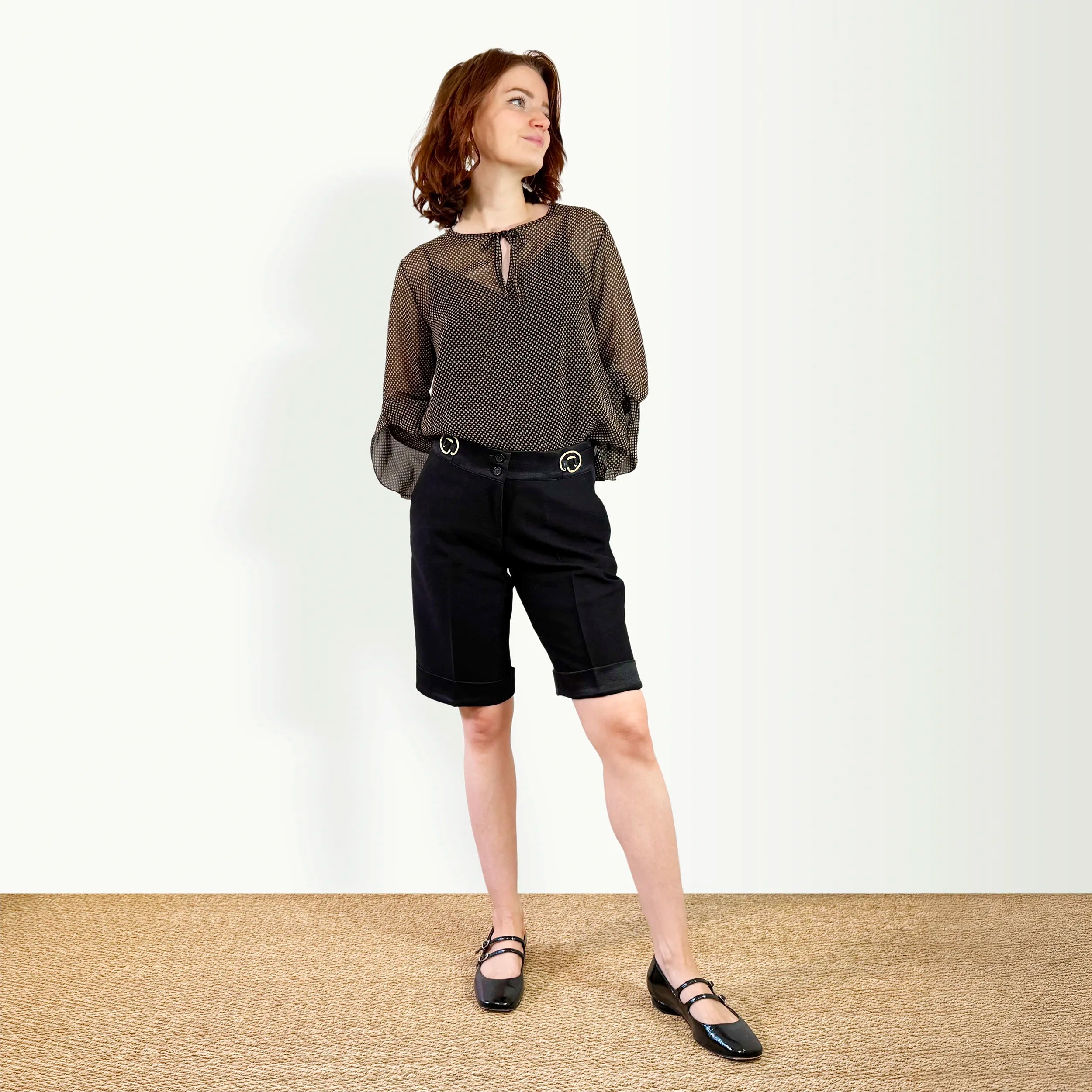 Bermuda noir, ajustable et confortable longueur genou pour femme, modèle Diana de la marque ASUR, en tissu upcyclé