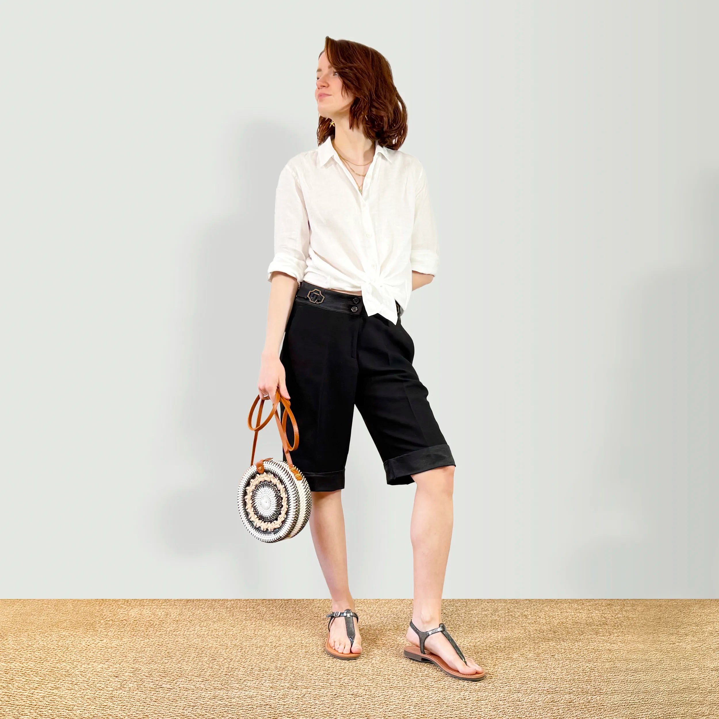 Bermuda noir, ajustable et confortable longueur genou pour femme, modèle Diana de la marque ASUR, en tissu upcyclé