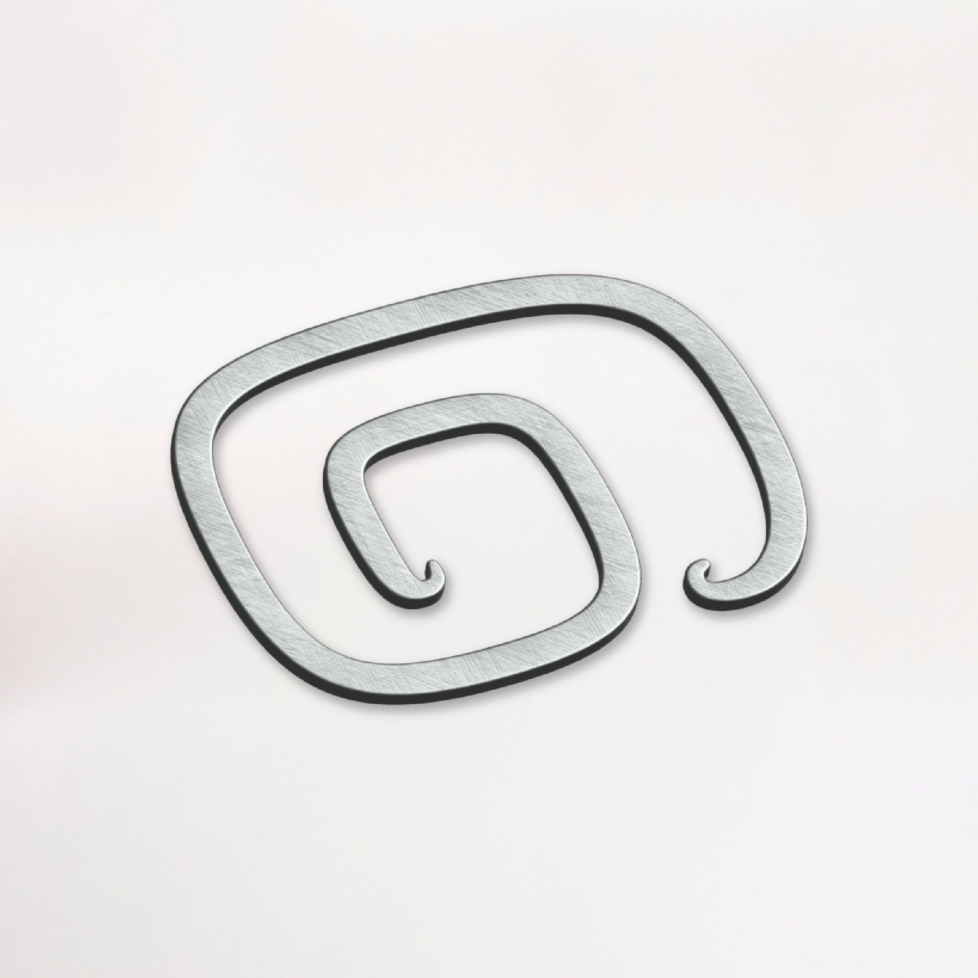 Zoom sur les boucles ajustables, La Justine, modèle pop argent permettant de resserrer la taille du pantalon, création Asur.