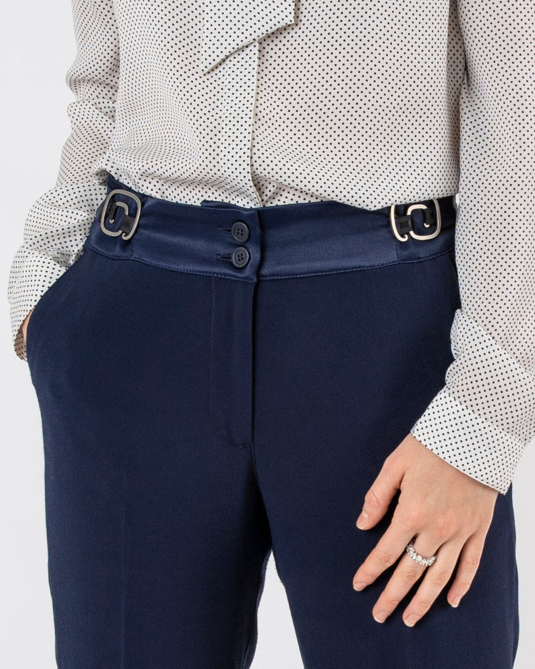 Boucles ajustables La Justine, modèle Pop argentées permettant de resserrer la taille du pantalon, création Asur