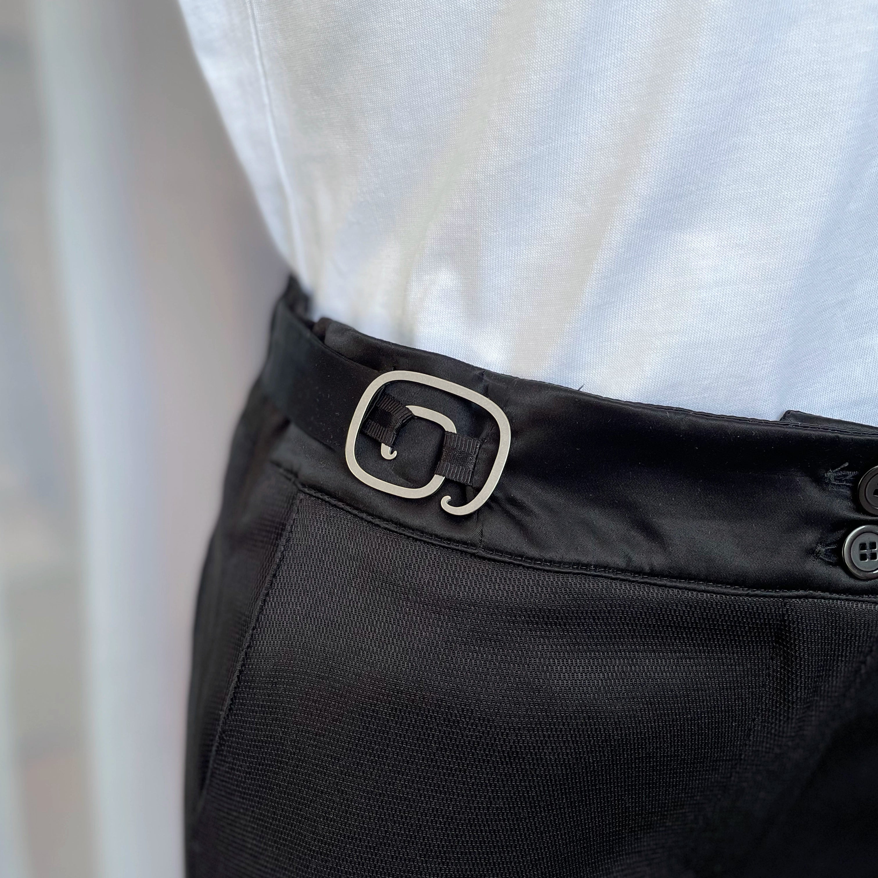 Zoom sur les boucles ajustables, La Justine, modèle pop argent permettant de resserrer la taille du pantalon, création Asur.