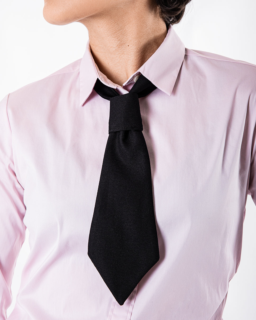 Cravate ASUR courte noire pour femme en tissu upcyclé