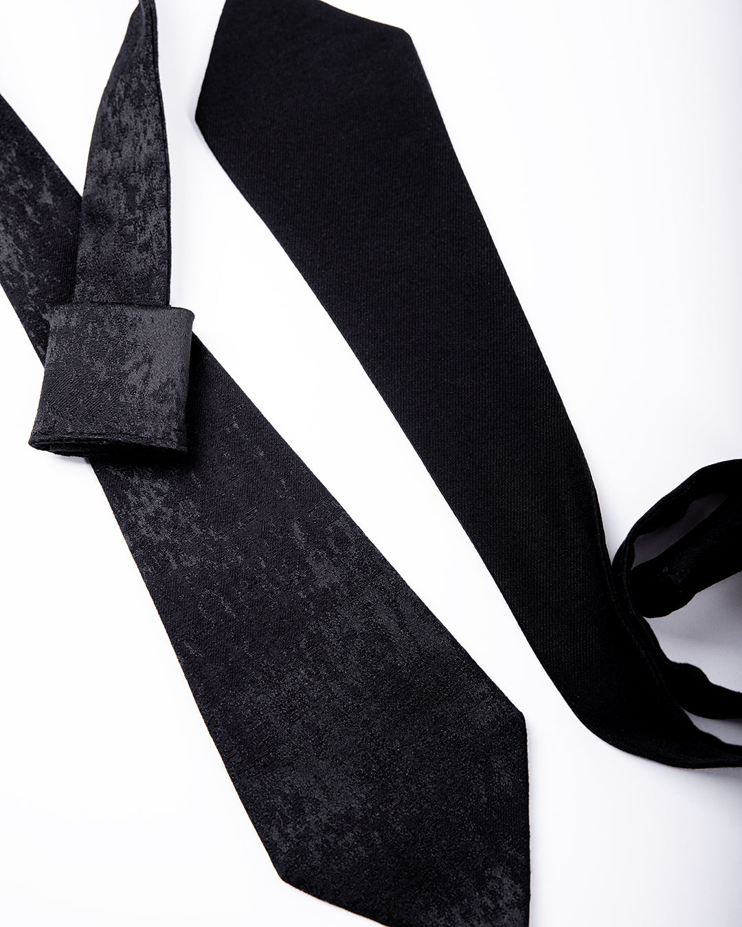 Cravate ASUR courte noire pour femme en tissu upcyclé