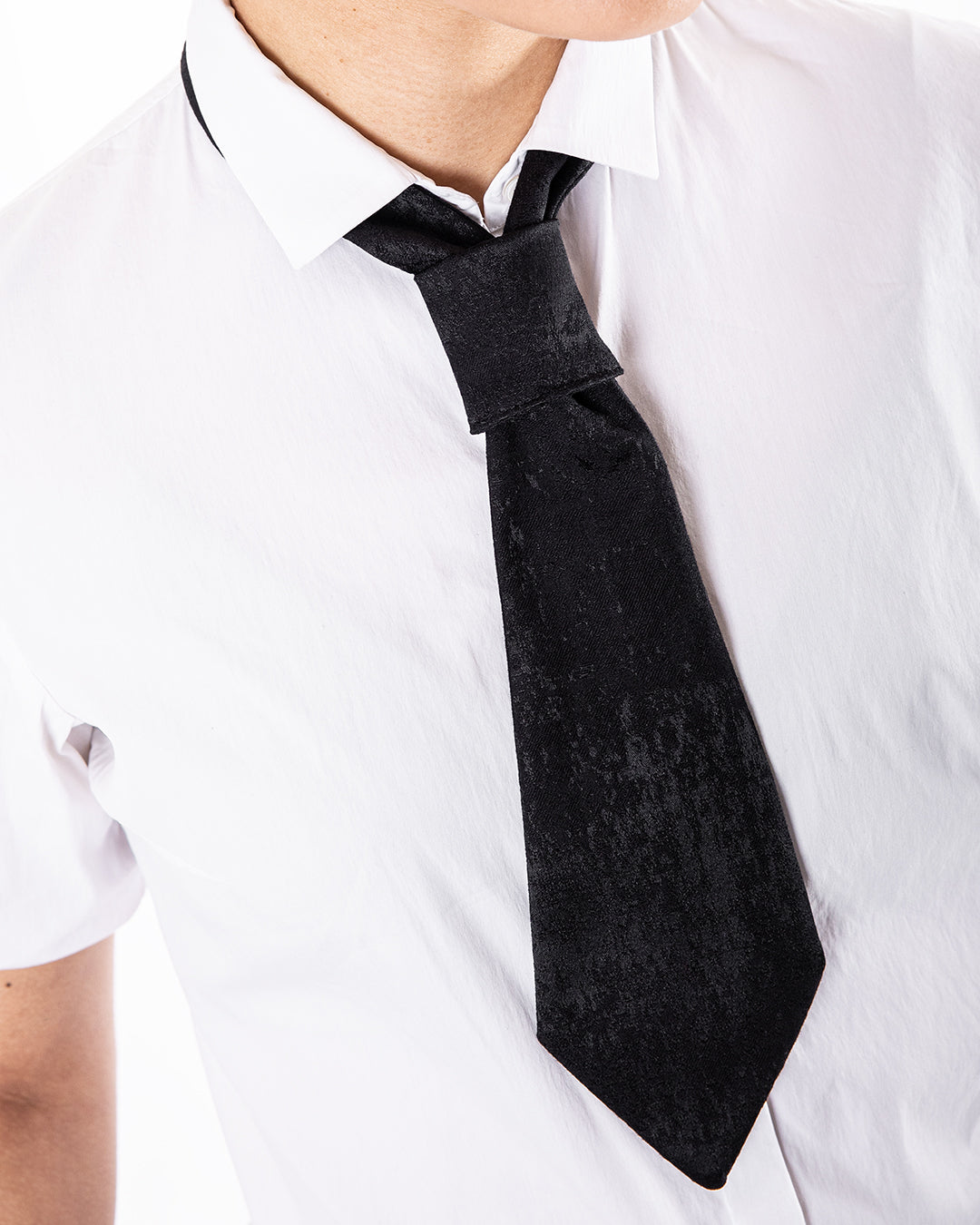 Cravate motif jacquard ASUR courte noire pour femme en tissu upcyclé
