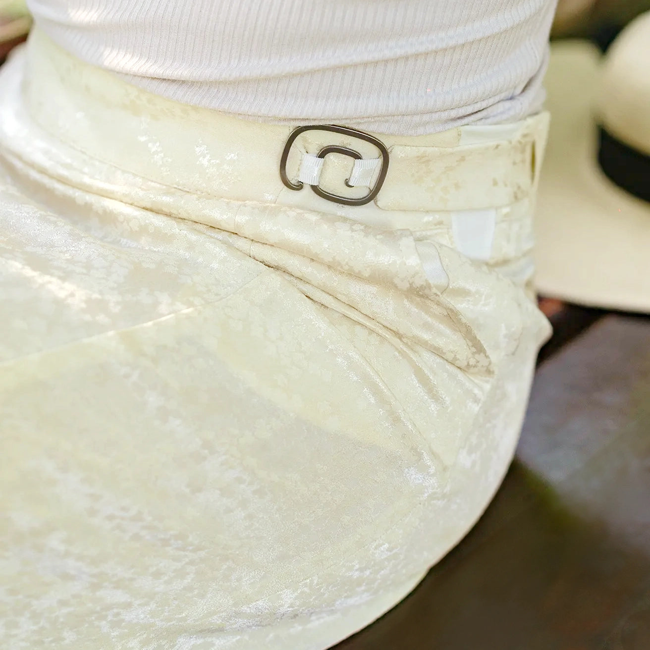 Jupe longue blanche, ivoire à motif, ajustable et confortable, avec des poches, en tissu upcyclé, modèle Flora de la marque ASUR