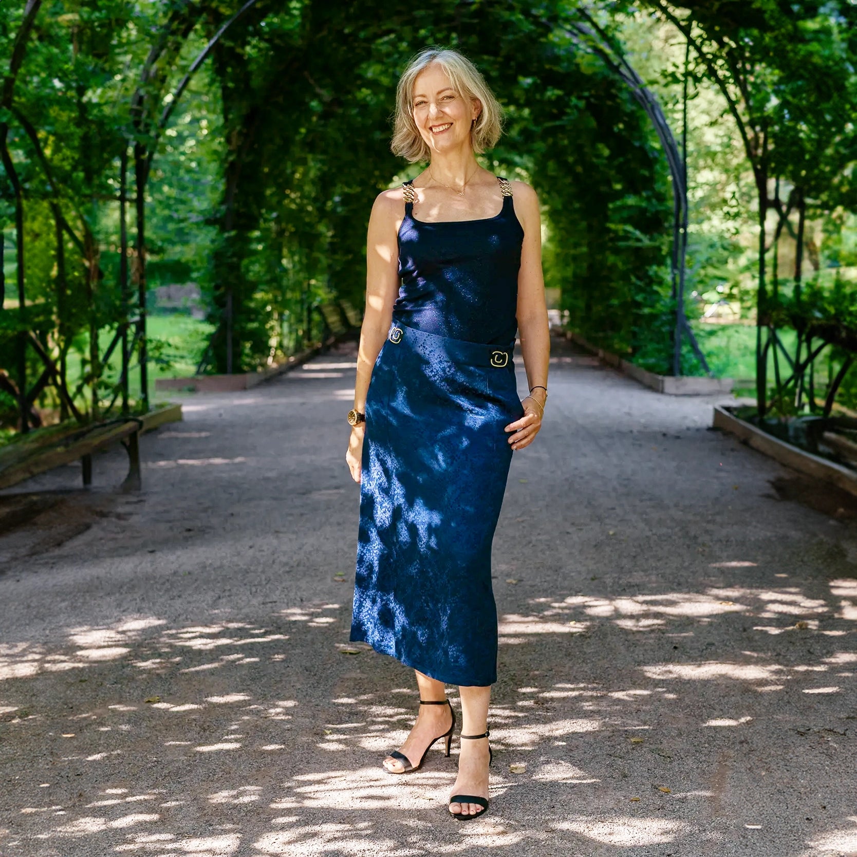 Jupe longue bleu à motif, ajustable et confortable, avec des poches, en tissu upcyclé, modèle Flora de la marque ASUR