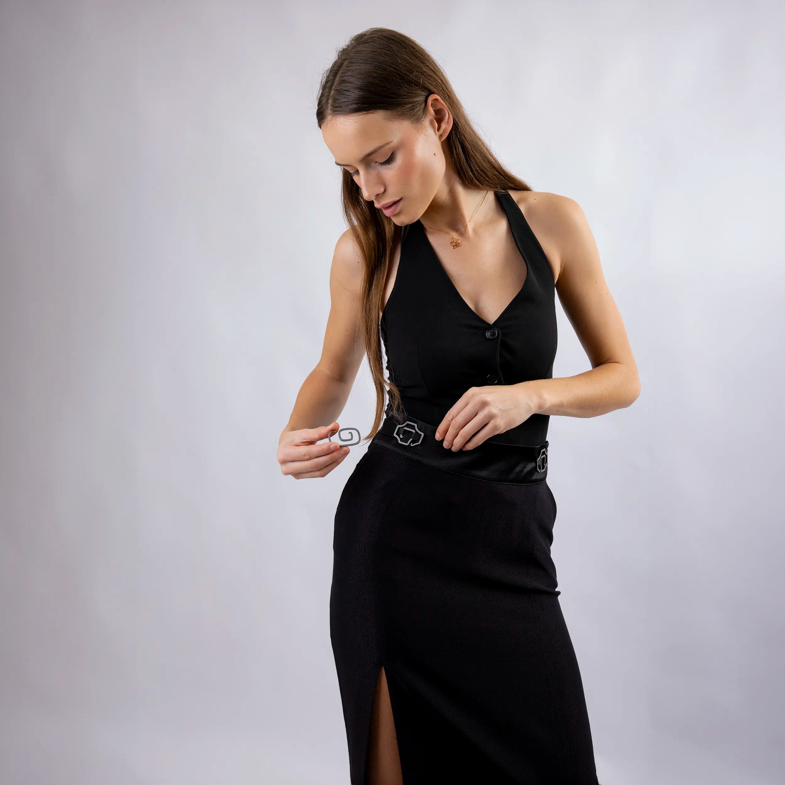 Jupe midi, noir, festive, avec fente sur le côté, ajustable et confortable, en tissu upcyclé, modèle monroe de la marque ASUR