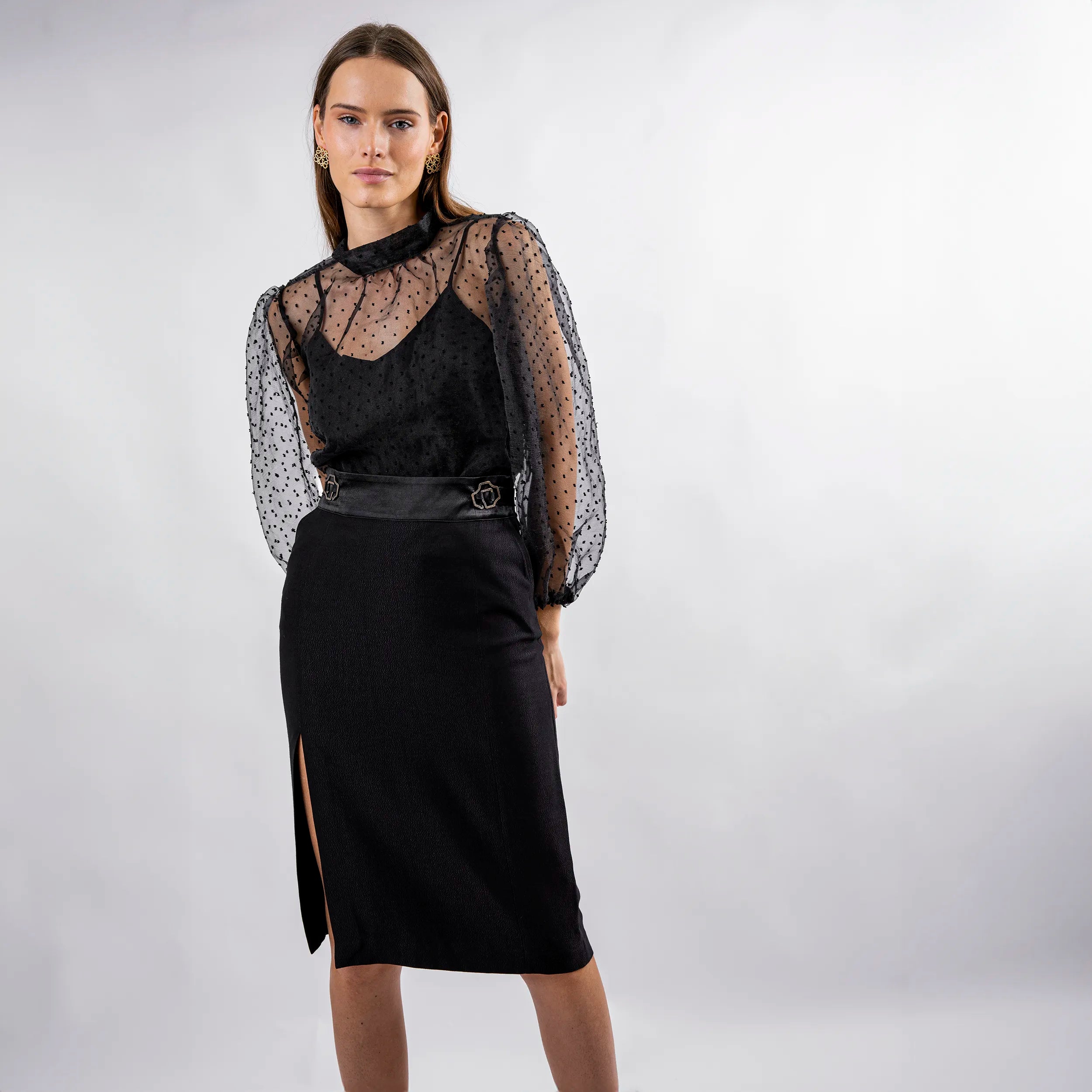 Jupe midi, noir, festive, avec fente sur le côté, ajustable et confortable, en tissu upcyclé, modèle monroe de la marque ASUR