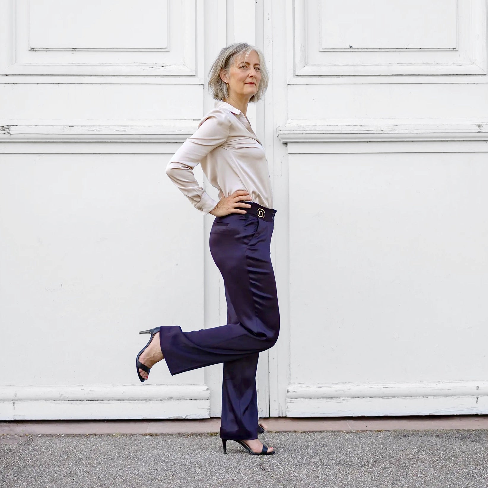 Pantalon aubergine, violet, confortable et ajustable en tissu upcyclé, coupe large, modèle Carmen de la marque Asur