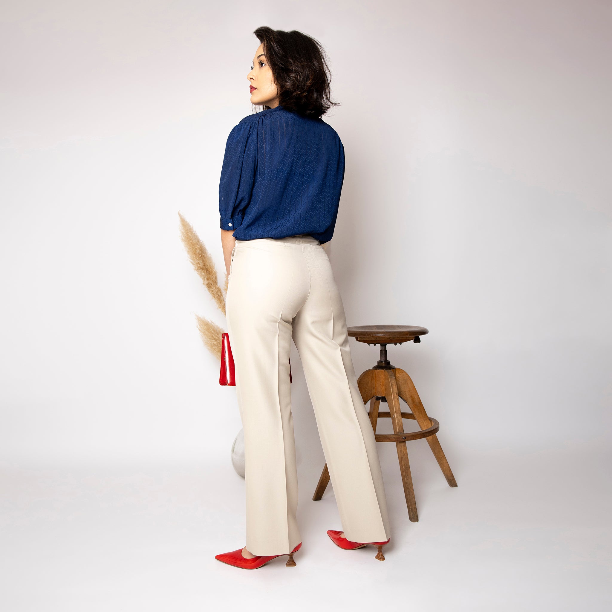 Pantalon beige, droit et ajustable en tissu upcyclé, coupe large, modèle Carmen de la marque Asur