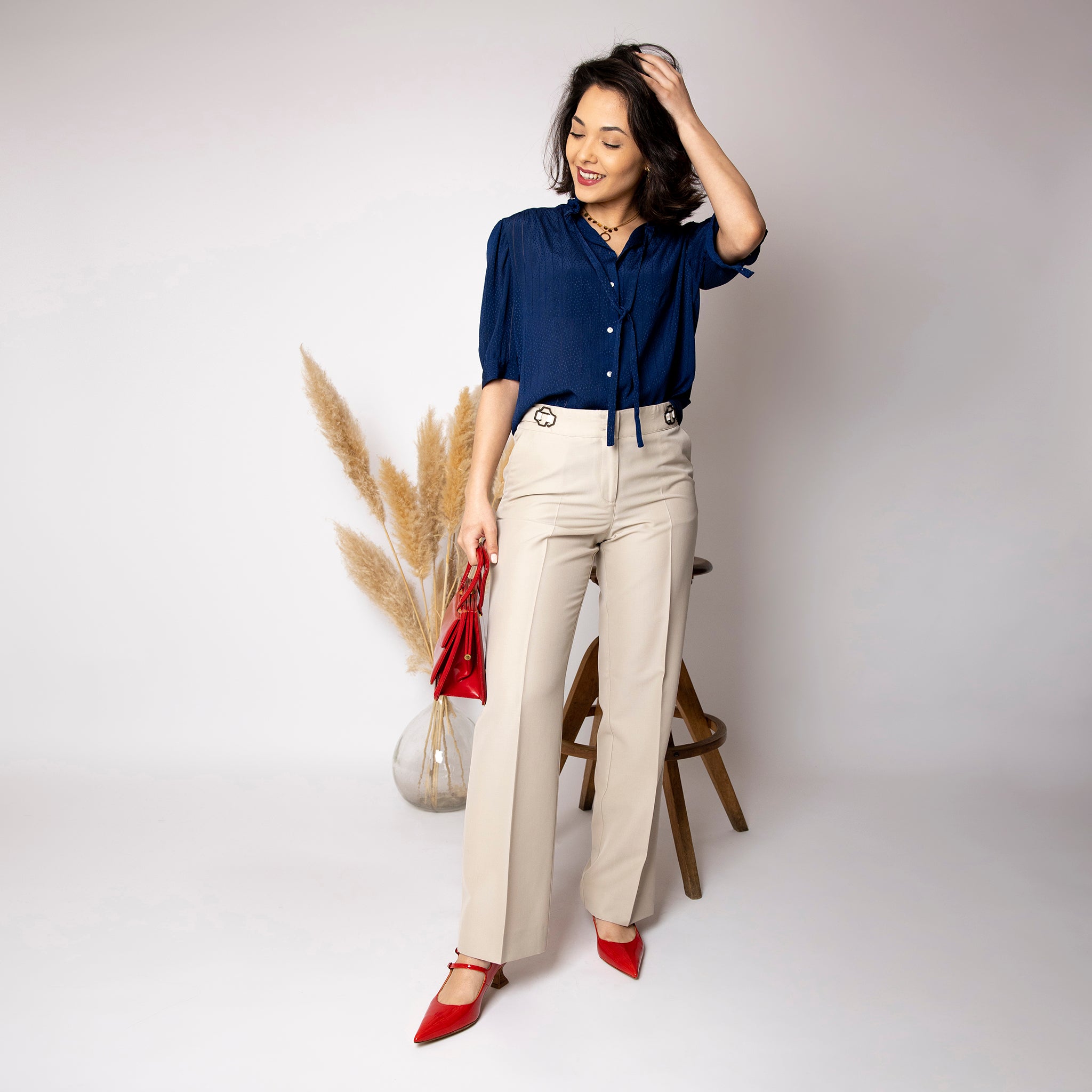 Pantalon beige, droit et ajustable en tissu upcyclé, coupe large, modèle Carmen de la marque Asur