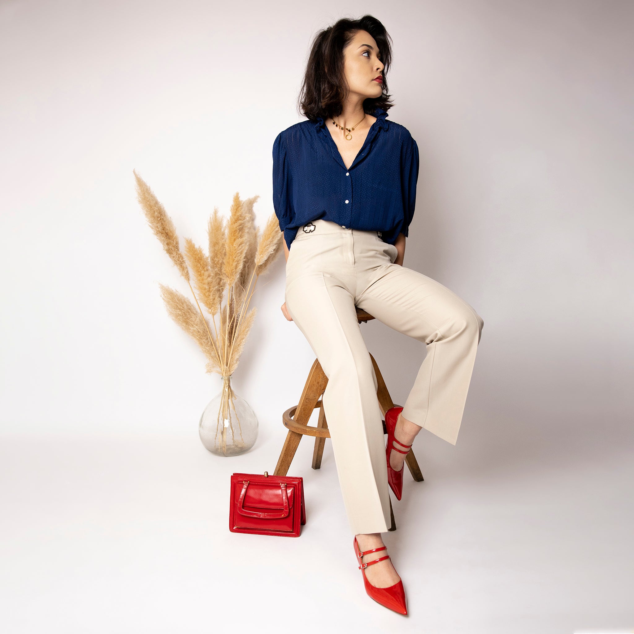 Pantalon beige, droit et ajustable en tissu upcyclé, coupe large, modèle Carmen de la marque Asur