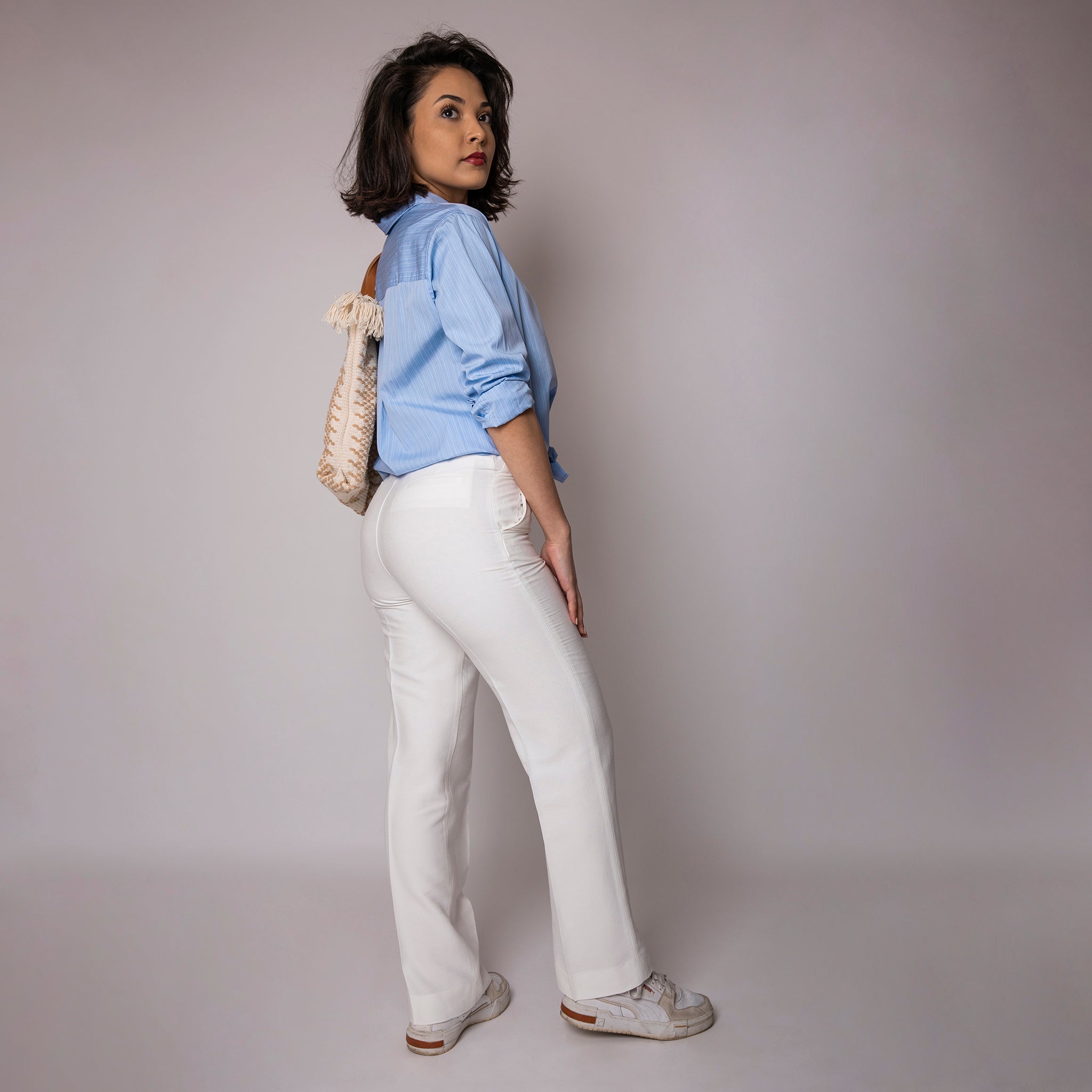 Pantalon blanc ivoire droit et ajustable en tissu upcyclé, coupe large, modèle Carmen de la marque Asur