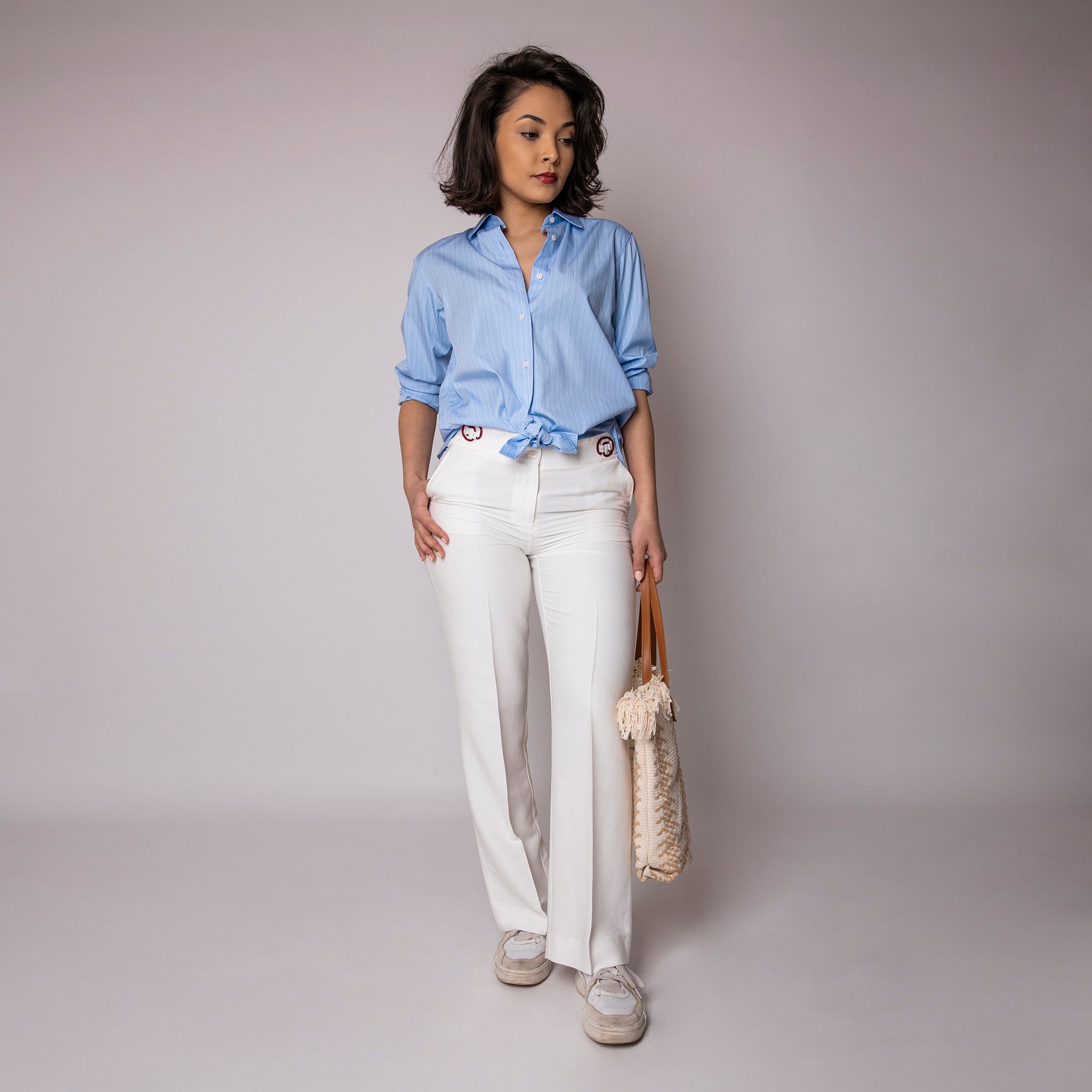 Pantalon blanc ivoire droit et ajustable en tissu upcyclé, coupe large, modèle Carmen de la marque Asur