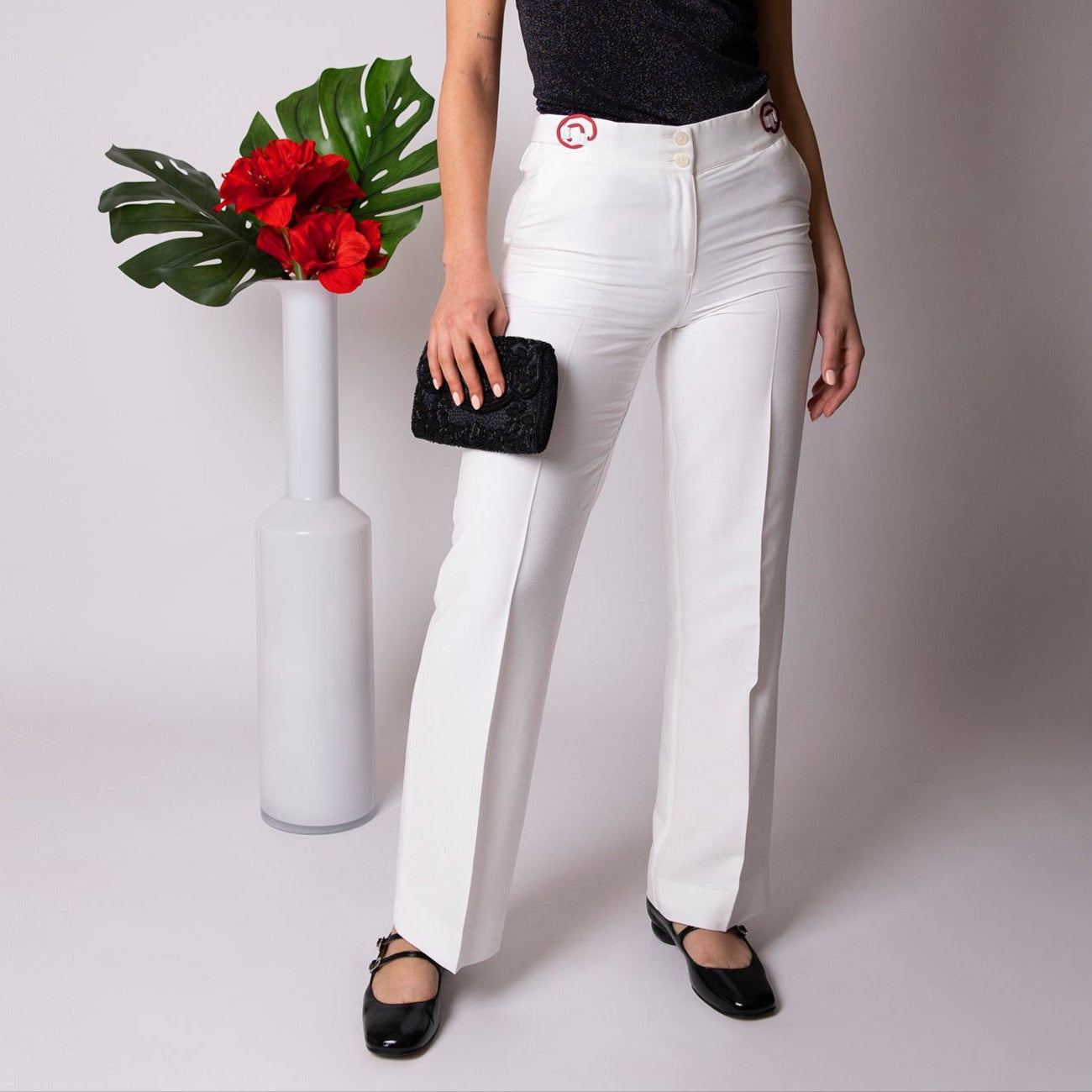 Pantalon blanc ivoire droit et ajustable en tissu upcyclé, coupe large, droite, modèle Carmen de la marque Asur