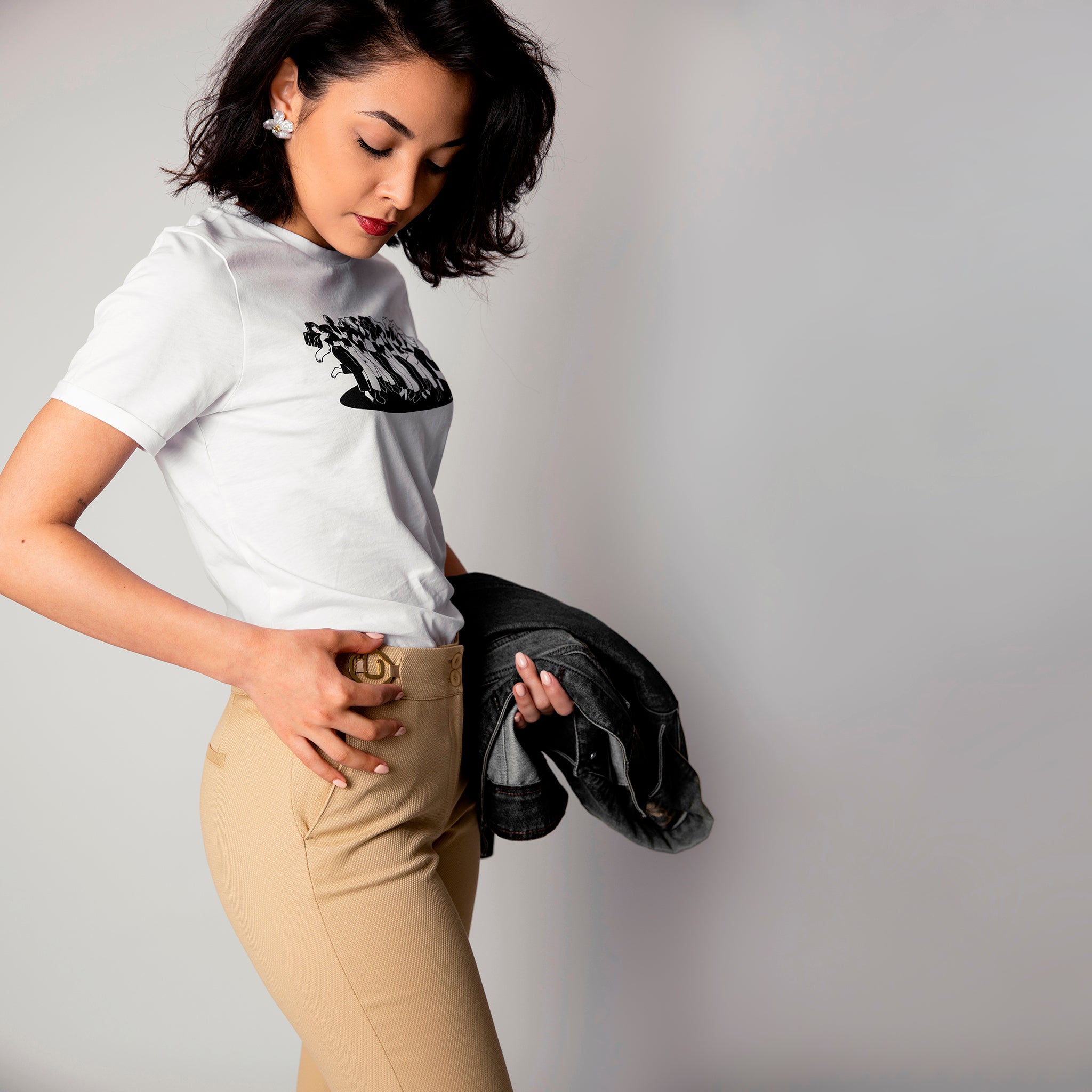 Pantalon beige, sable, ajustable et confortable en tissu upcyclé, coupe cigarette, modèle Cyrene de la marque ASUR