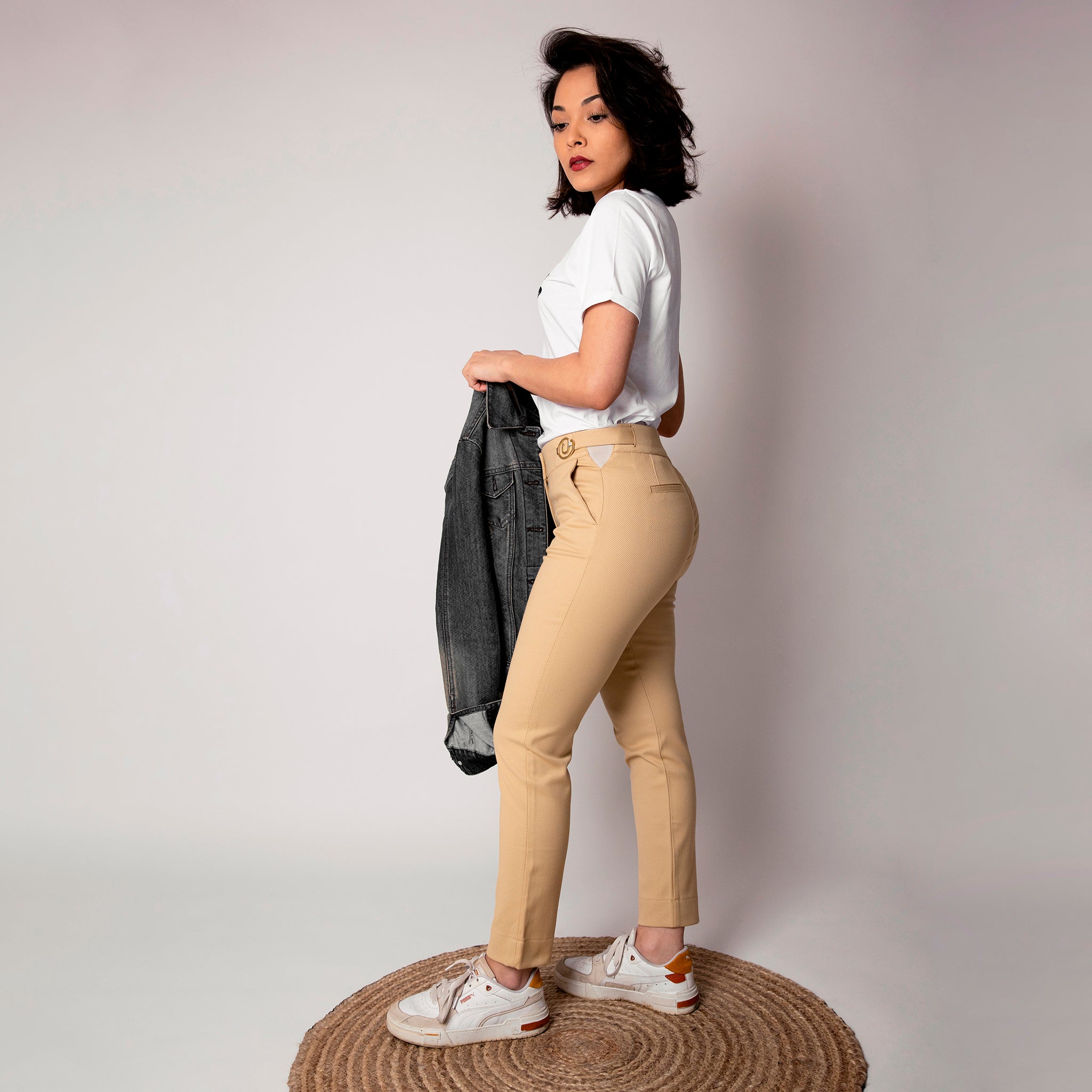 Pantalon beige, sable ajustable et confortable en tissu upcyclé, coupe cigarette, modèle Cyrene de la marque ASUR