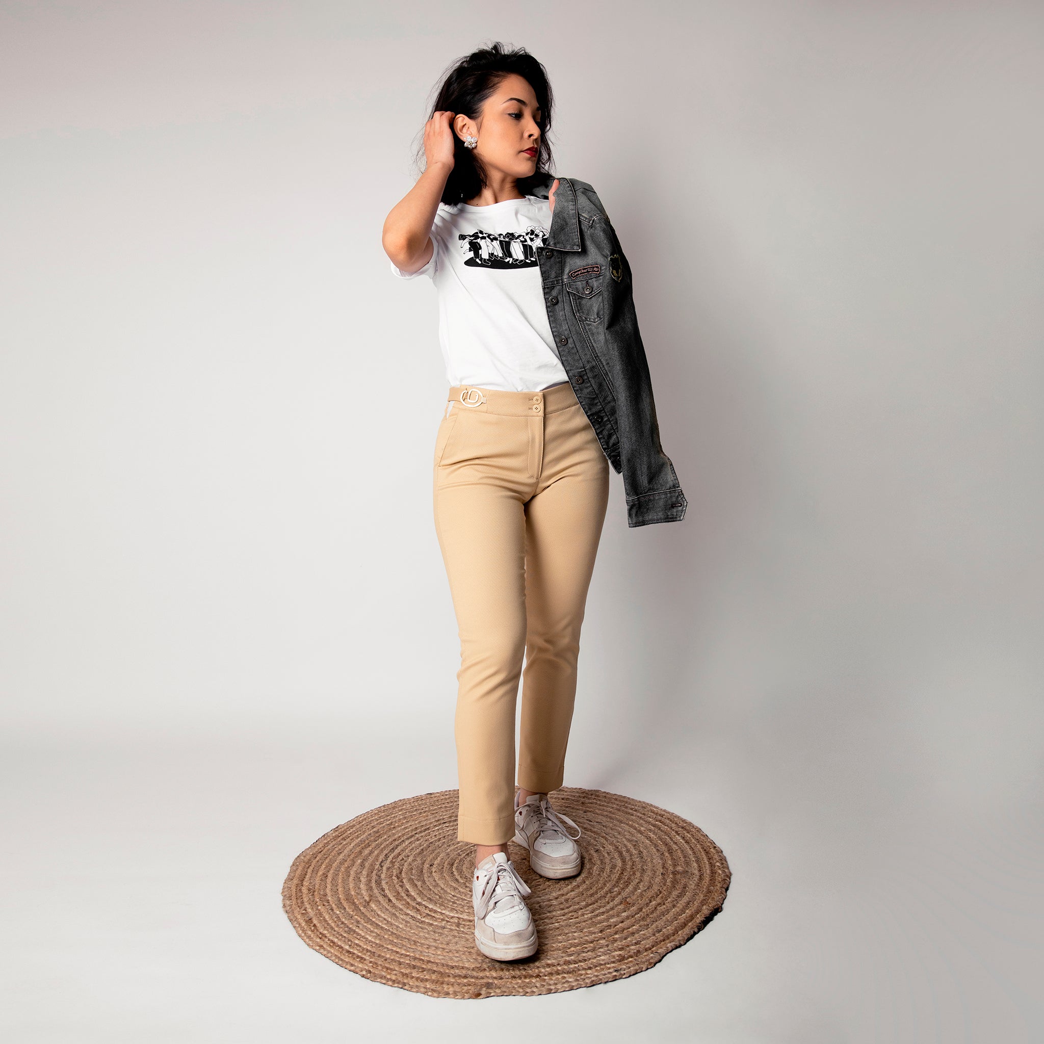 Pantalon beige, sable, ajustable et confortable en tissu upcyclé, coupe cigarette, modèle Cyrene de la marque ASUR