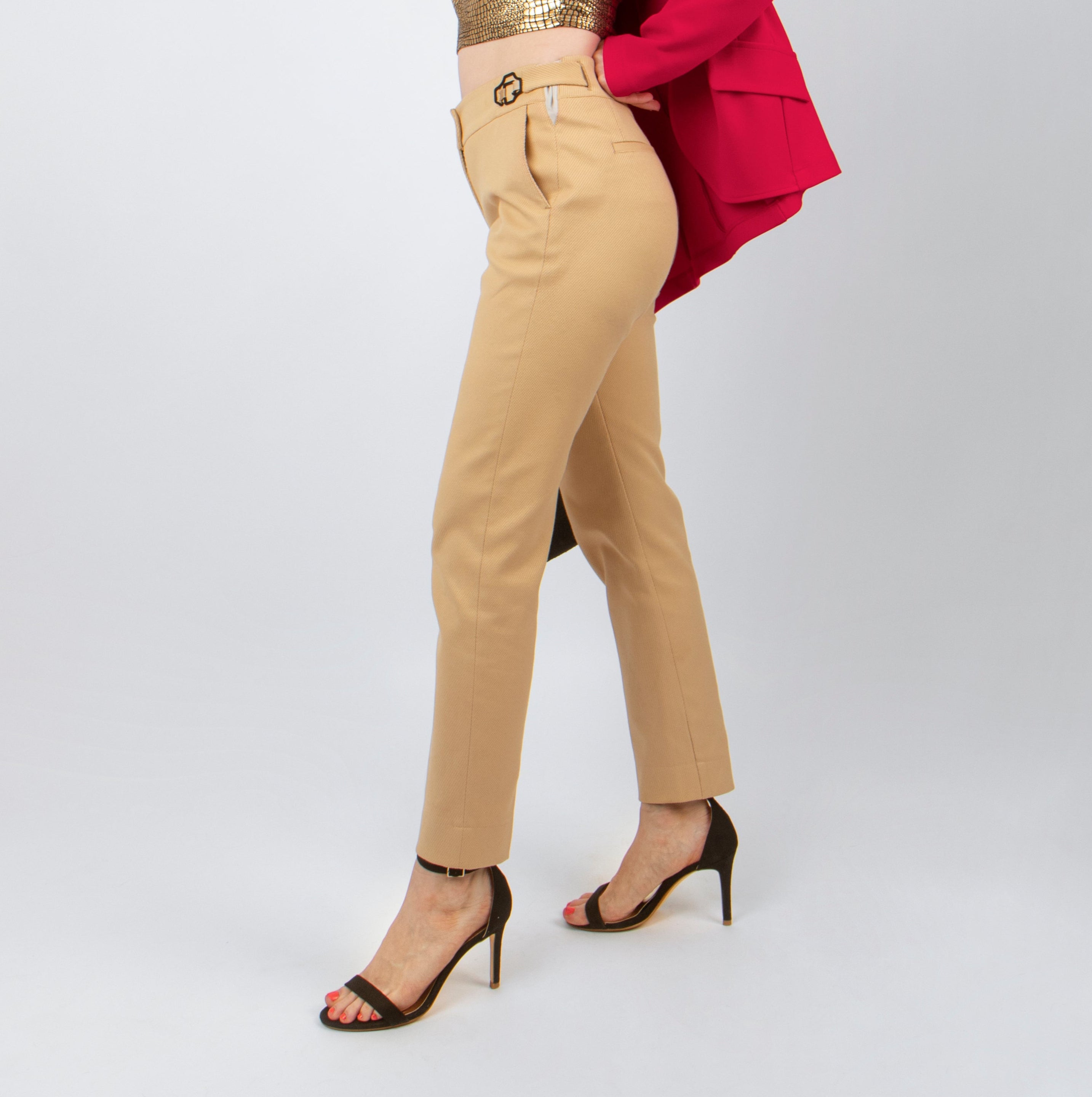 Pantalon beige,sable, ajustable et confortable en tissu upcyclé, coupe cigarette, modèle Cyrene de la marque ASUR