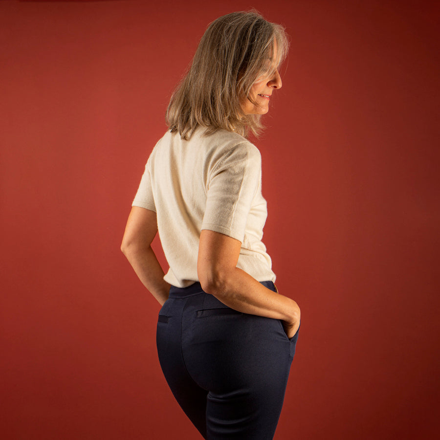 Pantalon bleu marine, ajustable et confortable en tissu upcyclé, coupe cigarette, modèle Cyrene de la marque ASUR