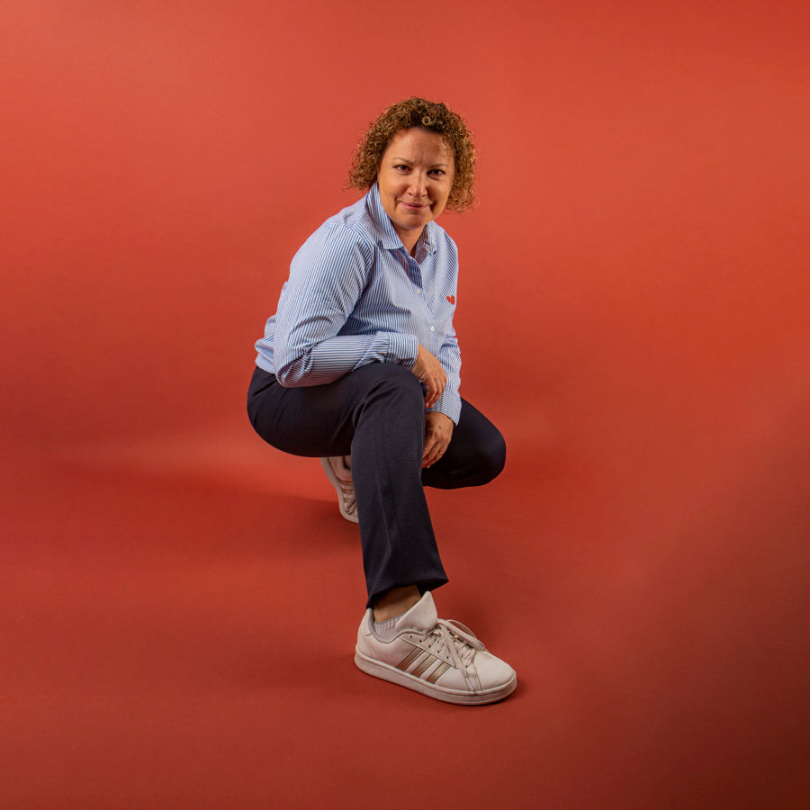 Pantalon bleu marine, ajustable et confortable en tissu upcyclé, coupe cigarette, modèle Cyrene de la marque ASUR