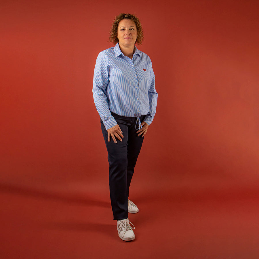 Pantalon bleu marine, ajustable et confortable en tissu upcyclé, coupe cigarette, modèle Cyrene de la marque ASUR