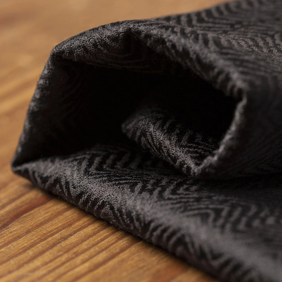 Pantalon coloris éclat, noir, ajustable et confortable en tissu upcyclé, coupe cigarette, modèle Cyrene de la marque ASUR
Zoom sur le tissu