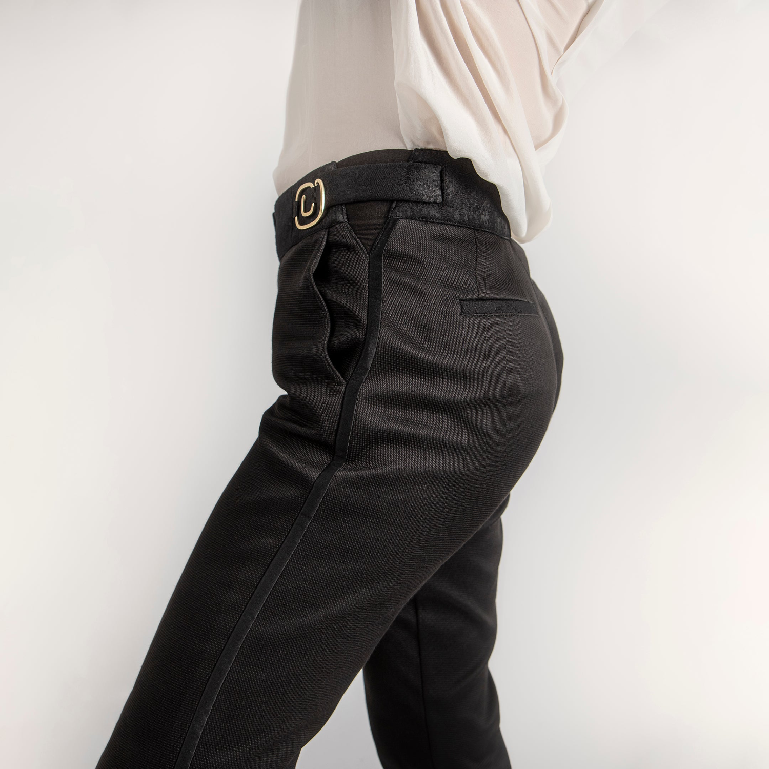 Pantalon noir, ajustable et confortable en tissu upcyclé, coupe cigarette, smoking, festif, modèle reine dérivé du cyrene, de la marque ASUR