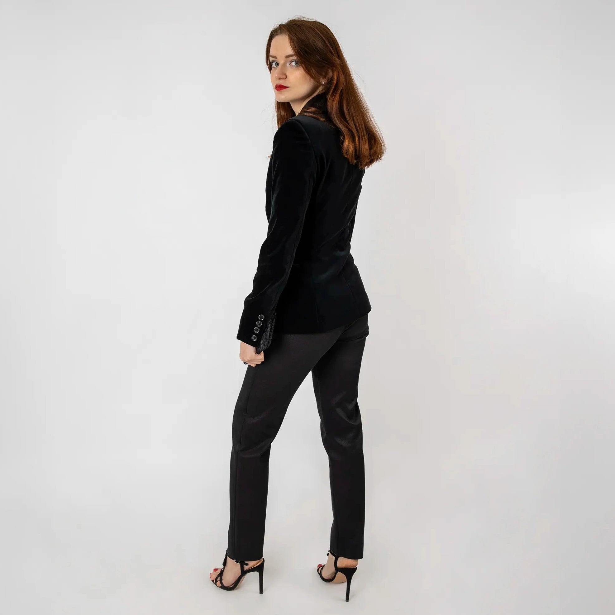 Pantalon noir, ajustable et confortable en tissu upcyclé, coupe cigarette, smoking, festif, modèle reine dérivé du cyrene, de la marque ASUR