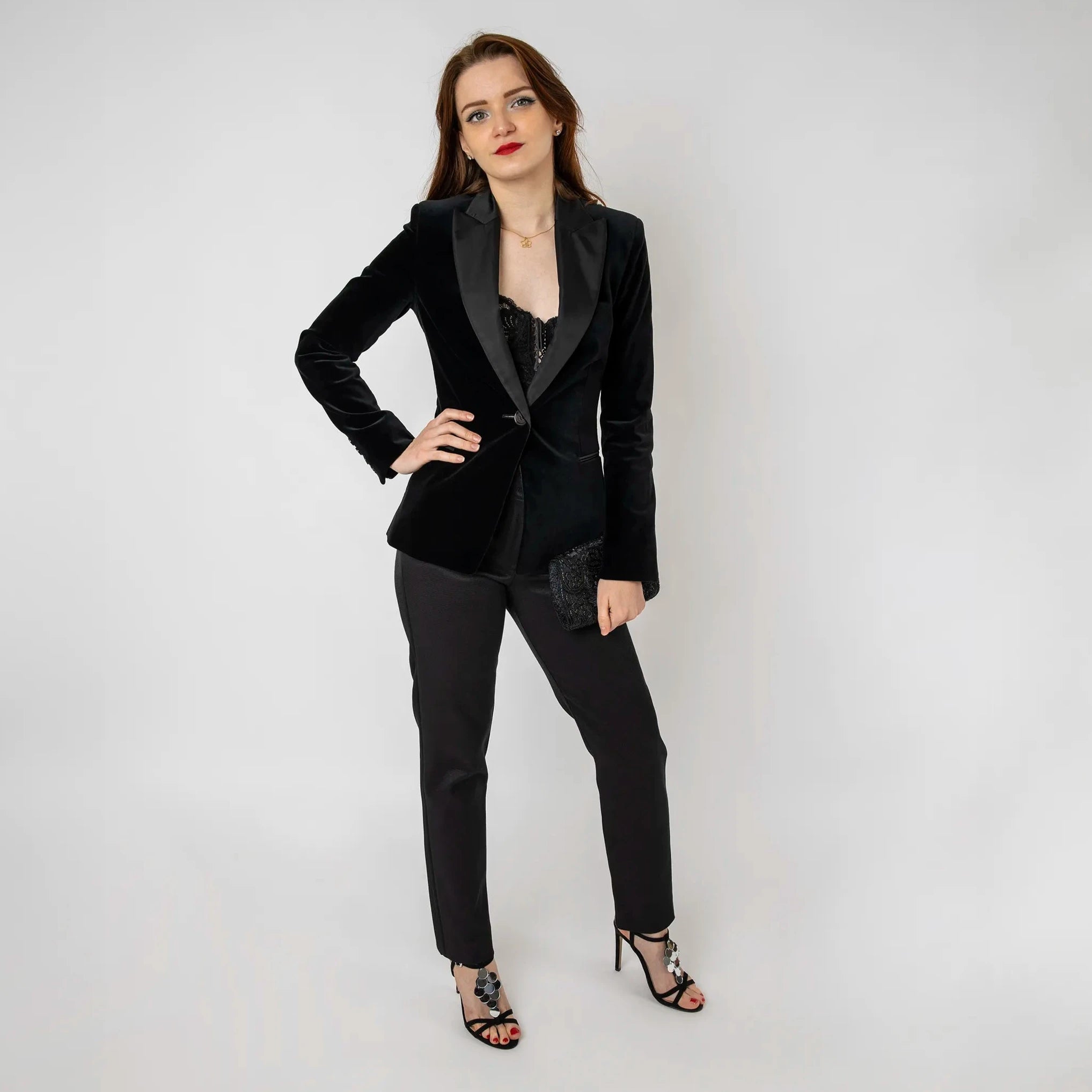 Pantalon noir, ajustable et confortable en tissu upcyclé, coupe cigarette, smoking, festif, modèle reine dérivé du cyrene, de la marque ASUR