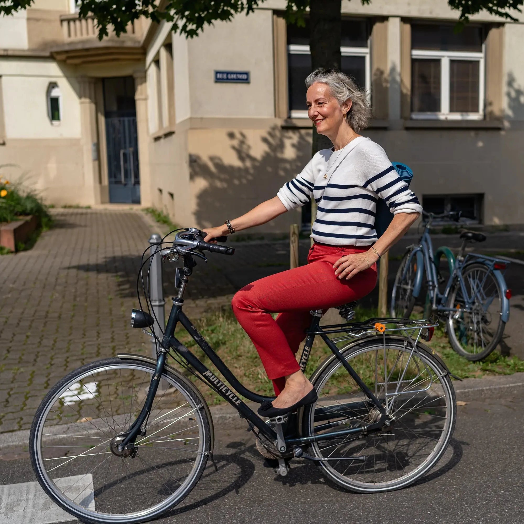 Pantalon rouge, grenat, ajustable et confortable en tissu upcyclé, coupe cigarette, modèle Cyrene de la marque ASUR