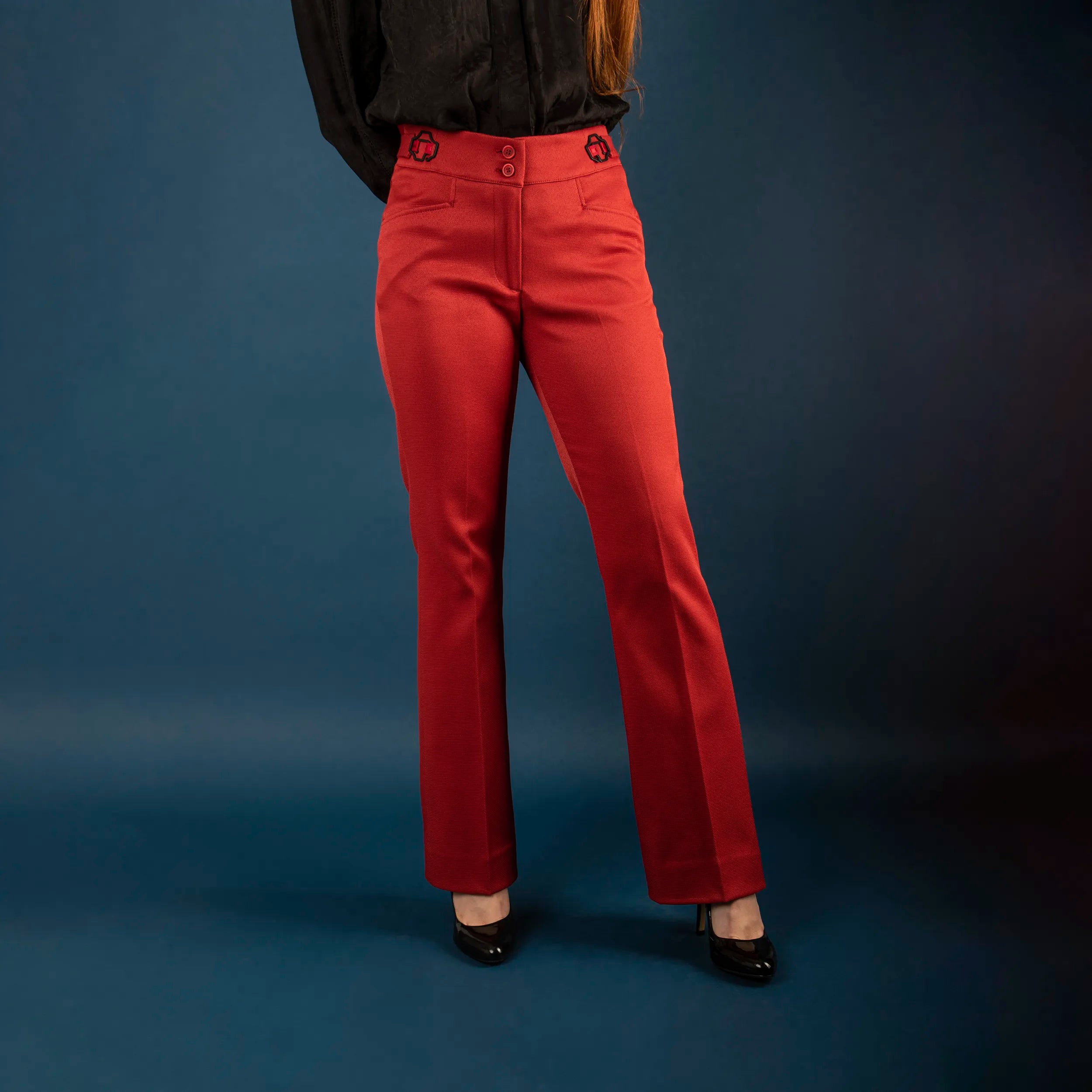 Pantalon rouge, grenat, confortable et ajustable en tissu upcyclé, coupe flare, modèle freyja de la marque Asur