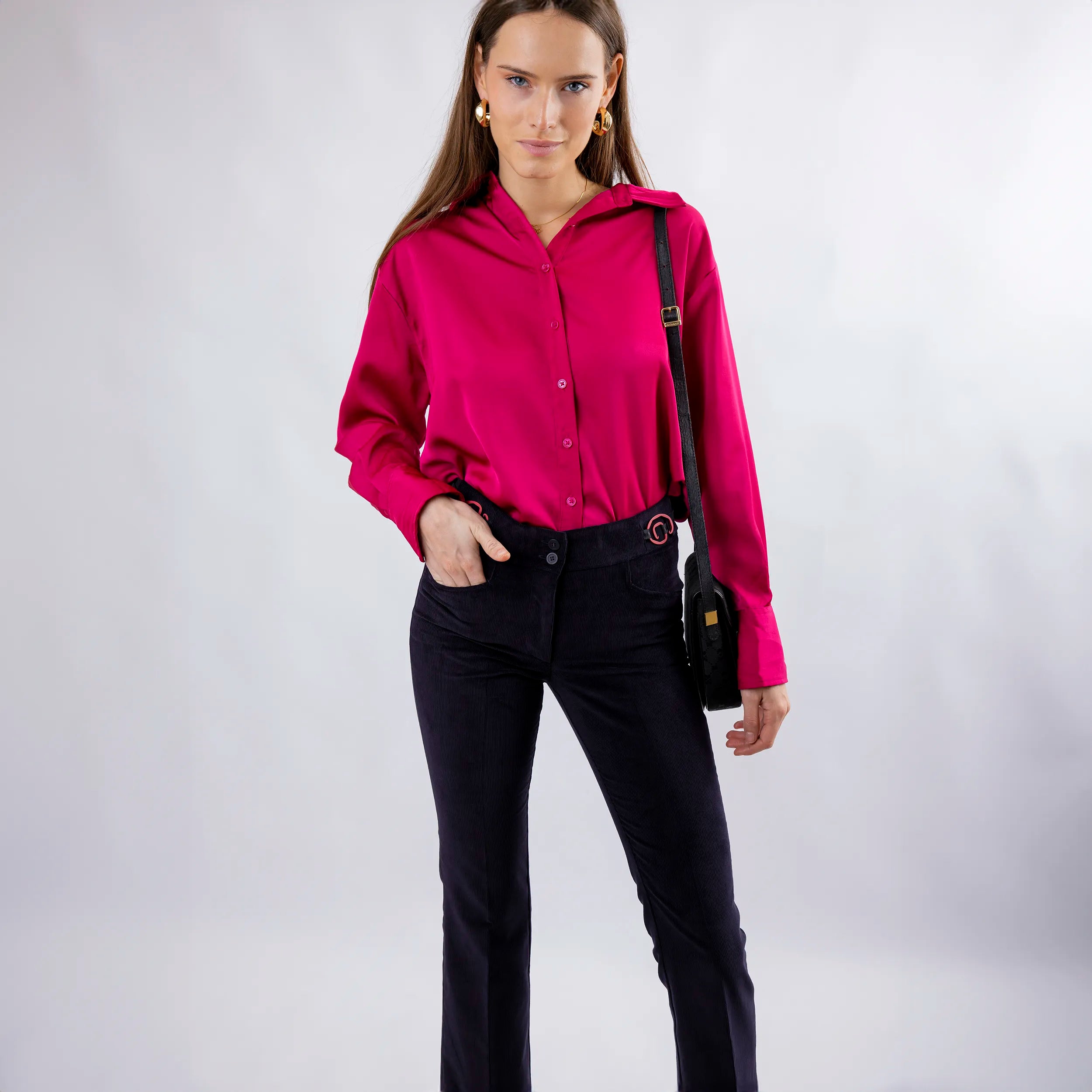 Pantalon velours, bleu nuit, ajustable et confortable en tissu upcyclé, coupe flare, modèle freyja de la marque ASUR