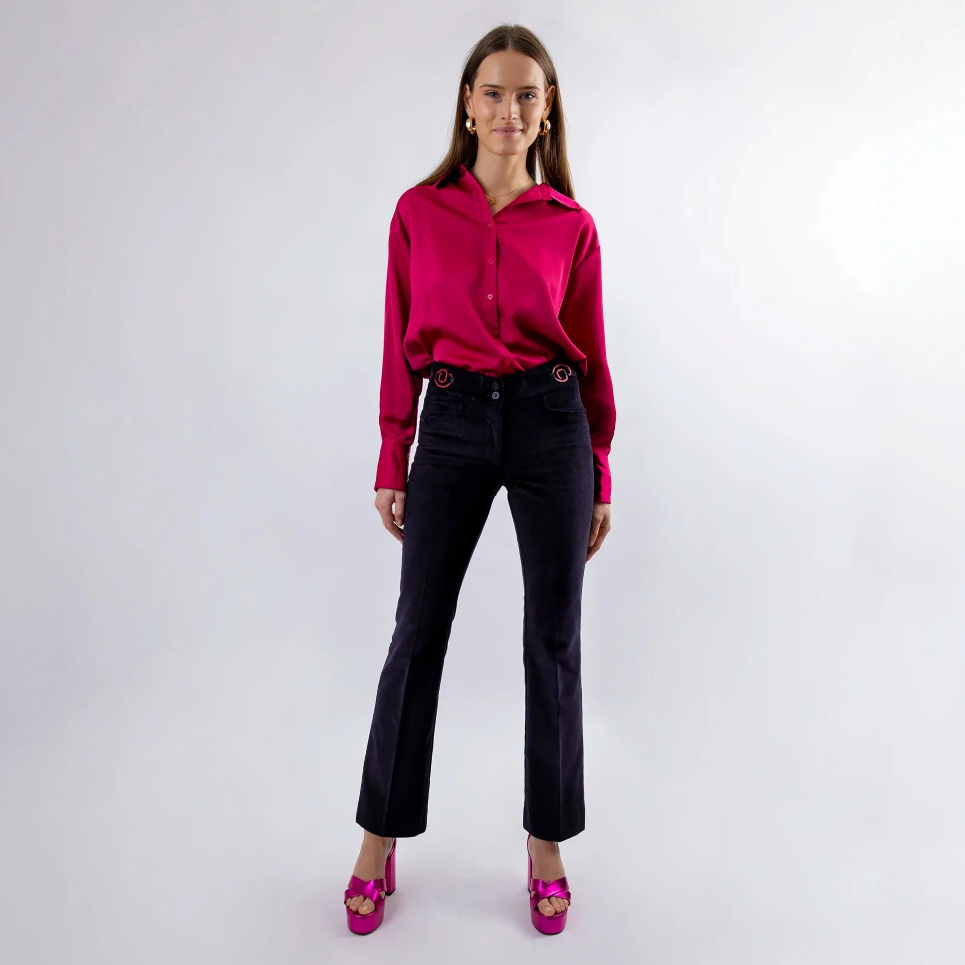 Pantalon velours, bleu nuit, ajustable et confortable en tissu upcyclé, coupe flare, modèle freyja de la marque ASUR