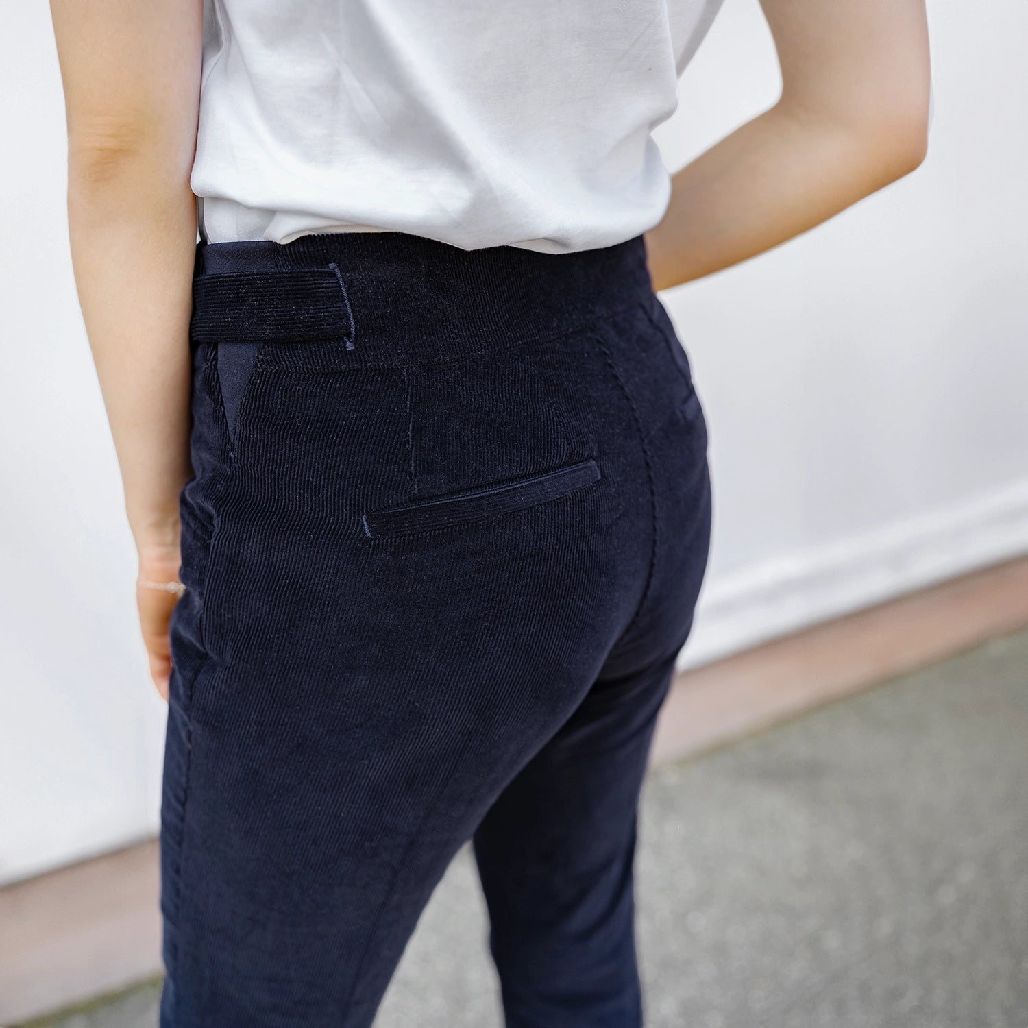 Pantalon velours, ajustable et confortable en tissu upcyclé, coupe flare, modèle freyja de la marque ASU