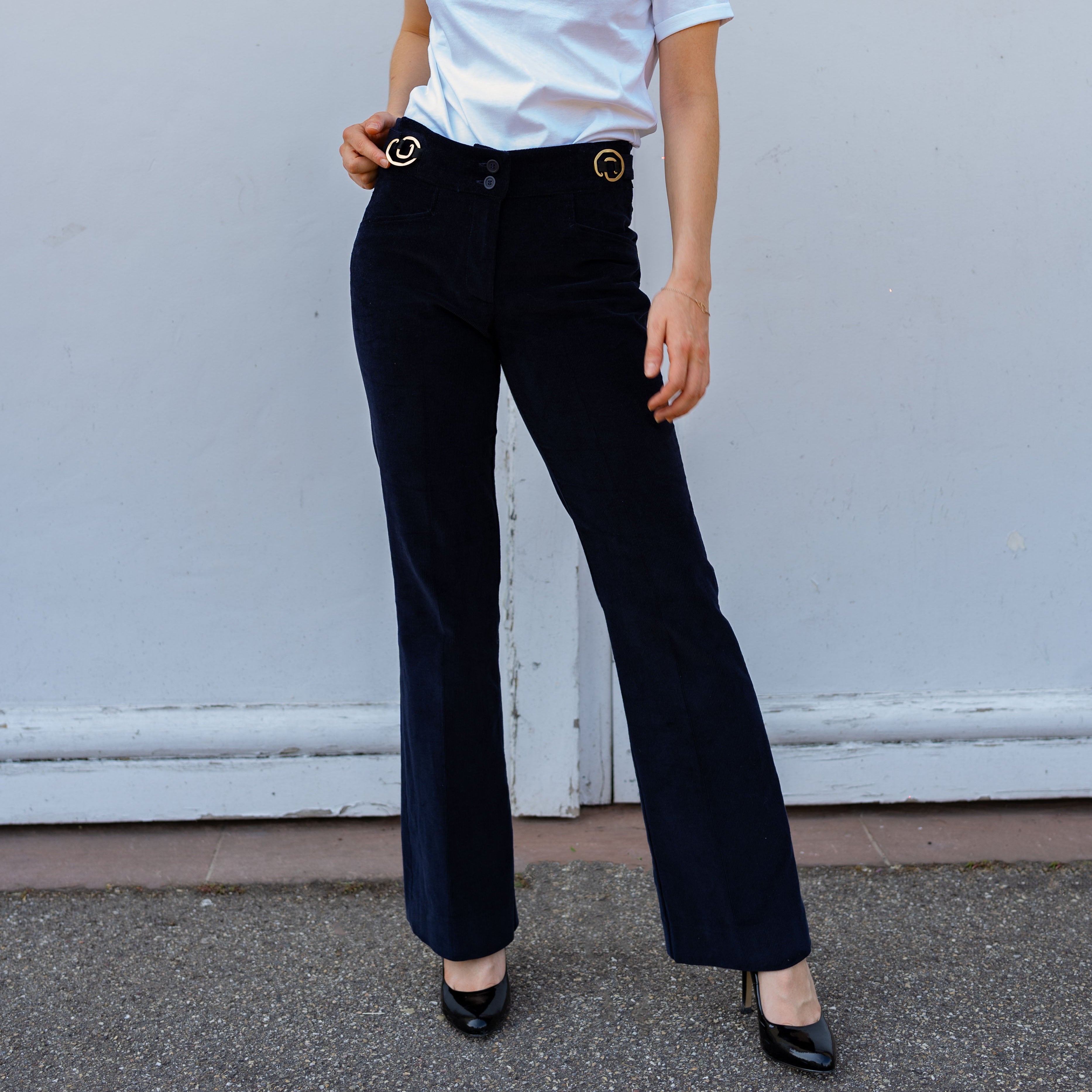 Pantalon velours, ajustable et confortable en tissu upcyclé, coupe flare, modèle freyja de la marque ASUR