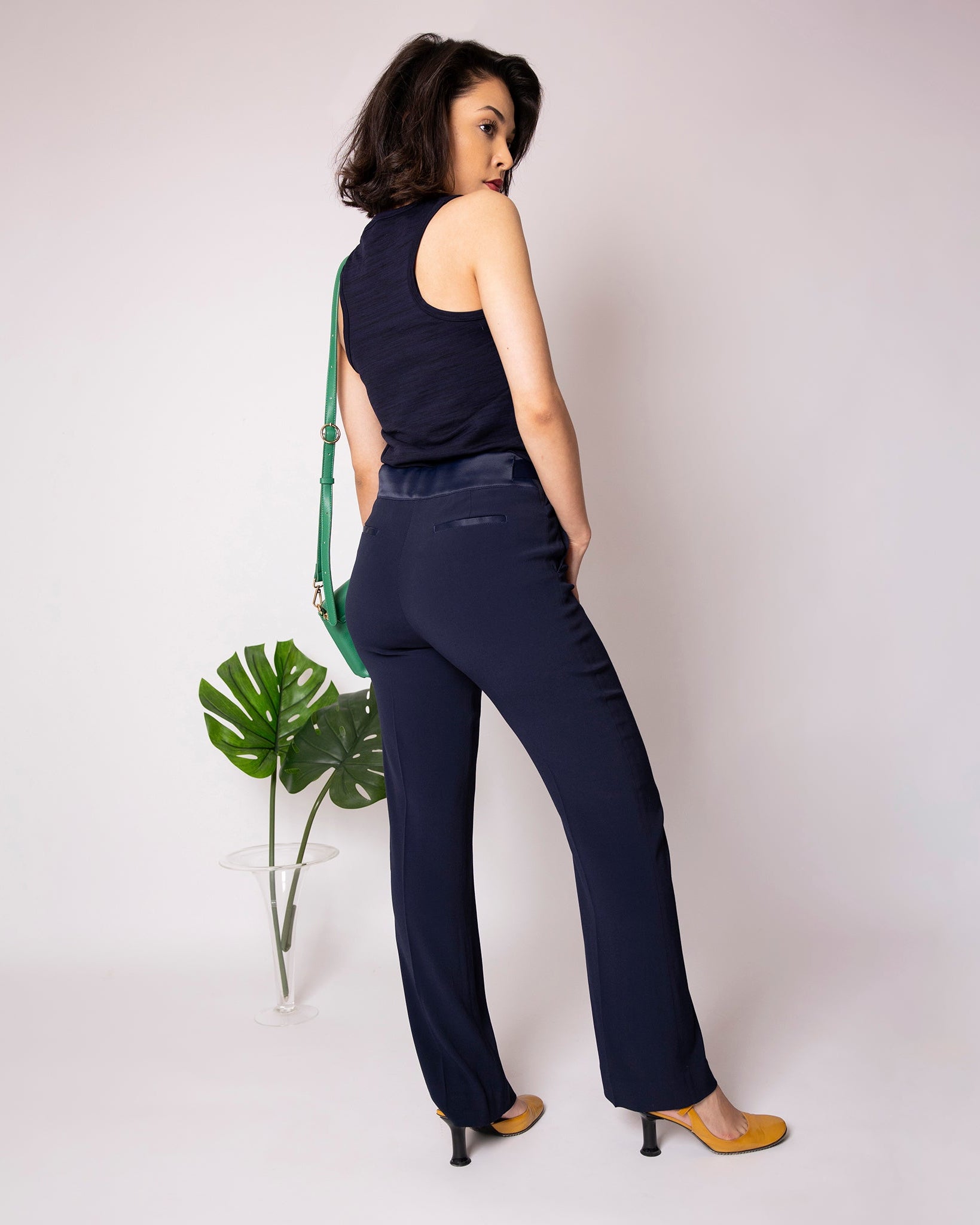 Pantalon ASUR Carmen bleu coupe large droite ajustable confortable en tissu upcyclé