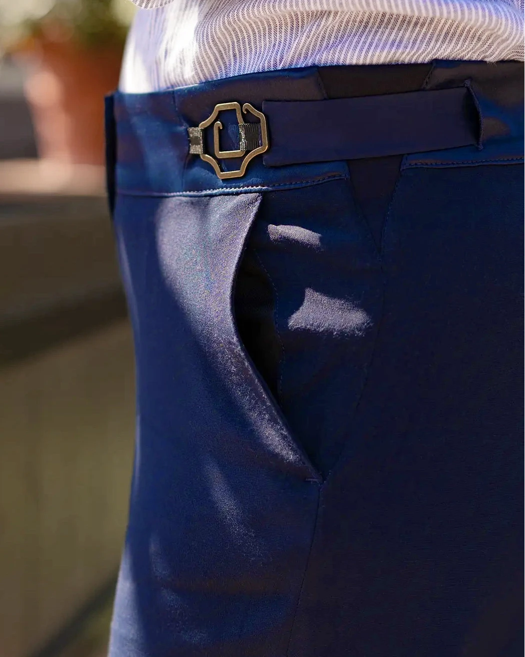 Pantalon ASUR Carmen bleu coupe large droite ajustable confortable en tissu upcyclé