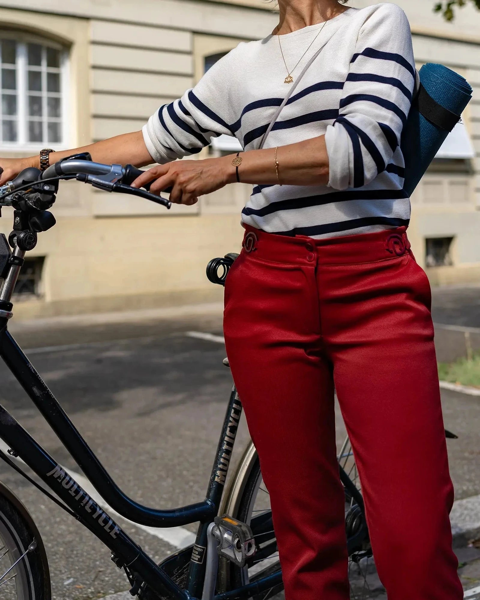 Pantalon ASUR Cyrene rouge grenat coupe cigarette ajustable confortable