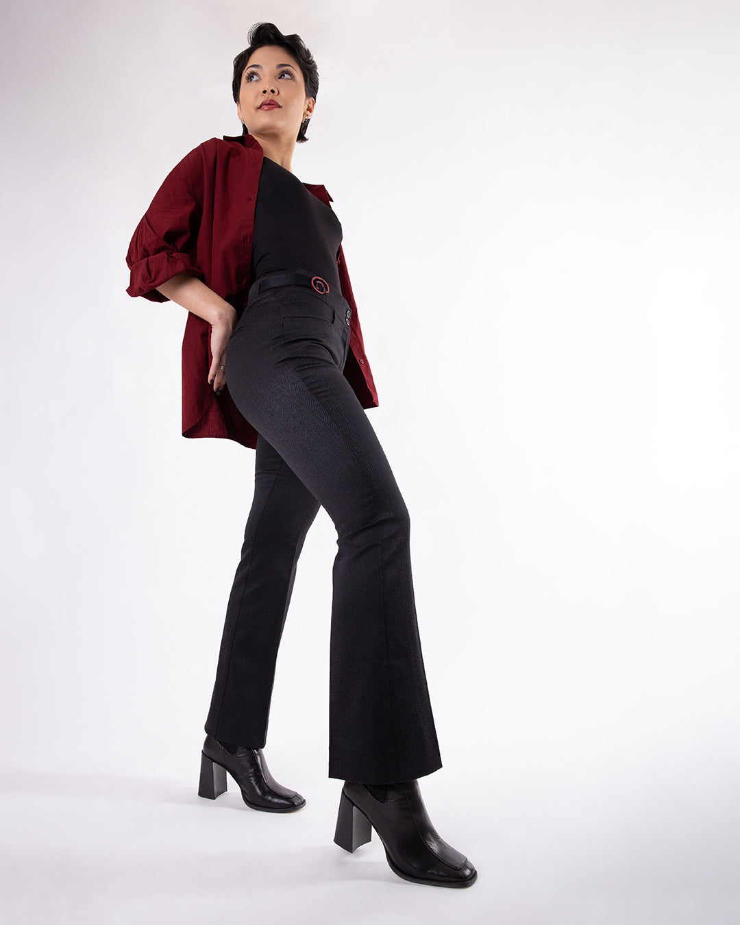 Pantalon Freyja ASUR éclat noir à motifs chevrons coupe flare ajustable