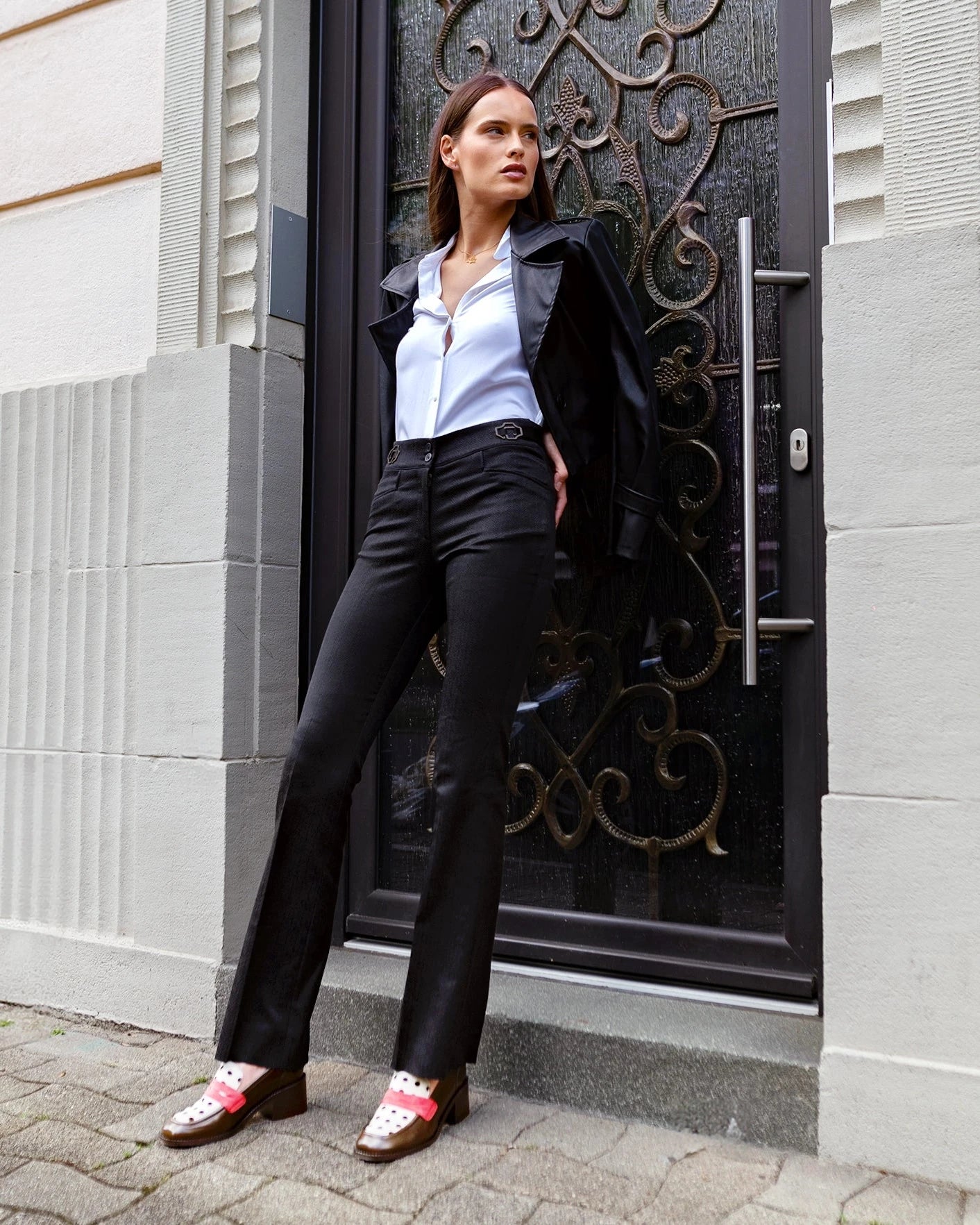 Pantalon Freyja ASUR éclat noir à motifs chevrons coupe flare ajustable