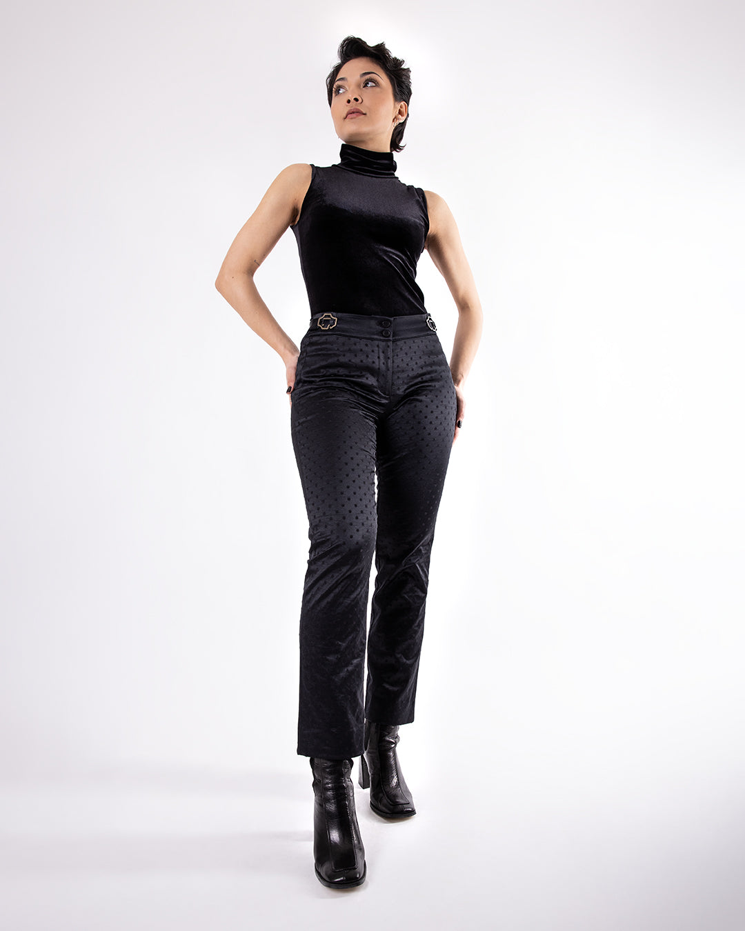 Pantalon ASUR Isis noir à pois coupe droite ajustable, confortable en tissu
