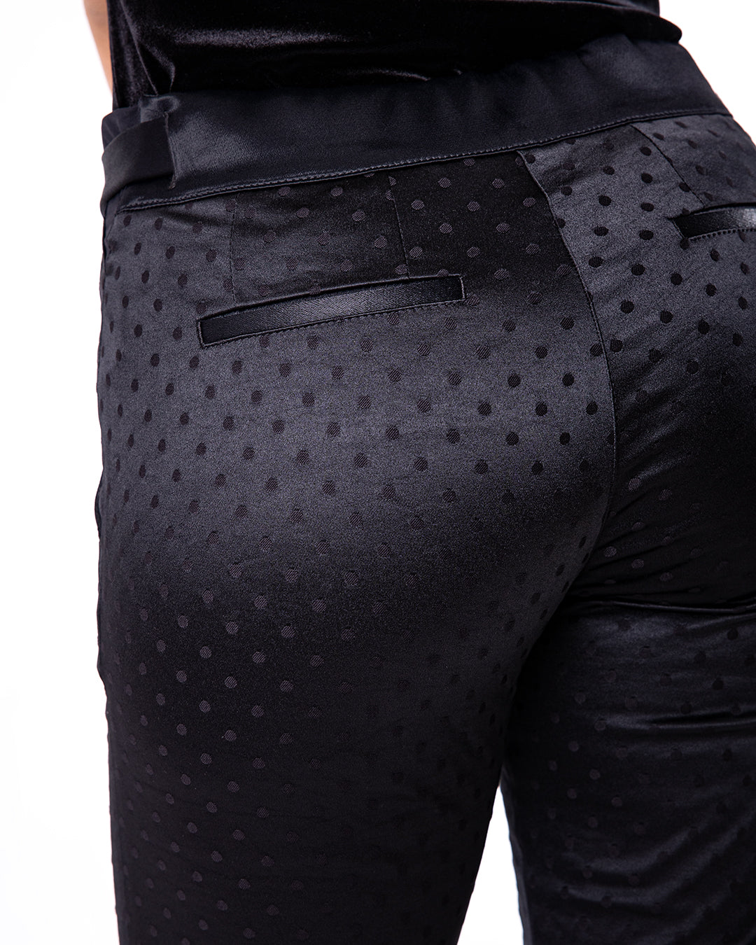 Pantalon ASUR Isis noir à pois coupe droite ajustable, confortable en tissu